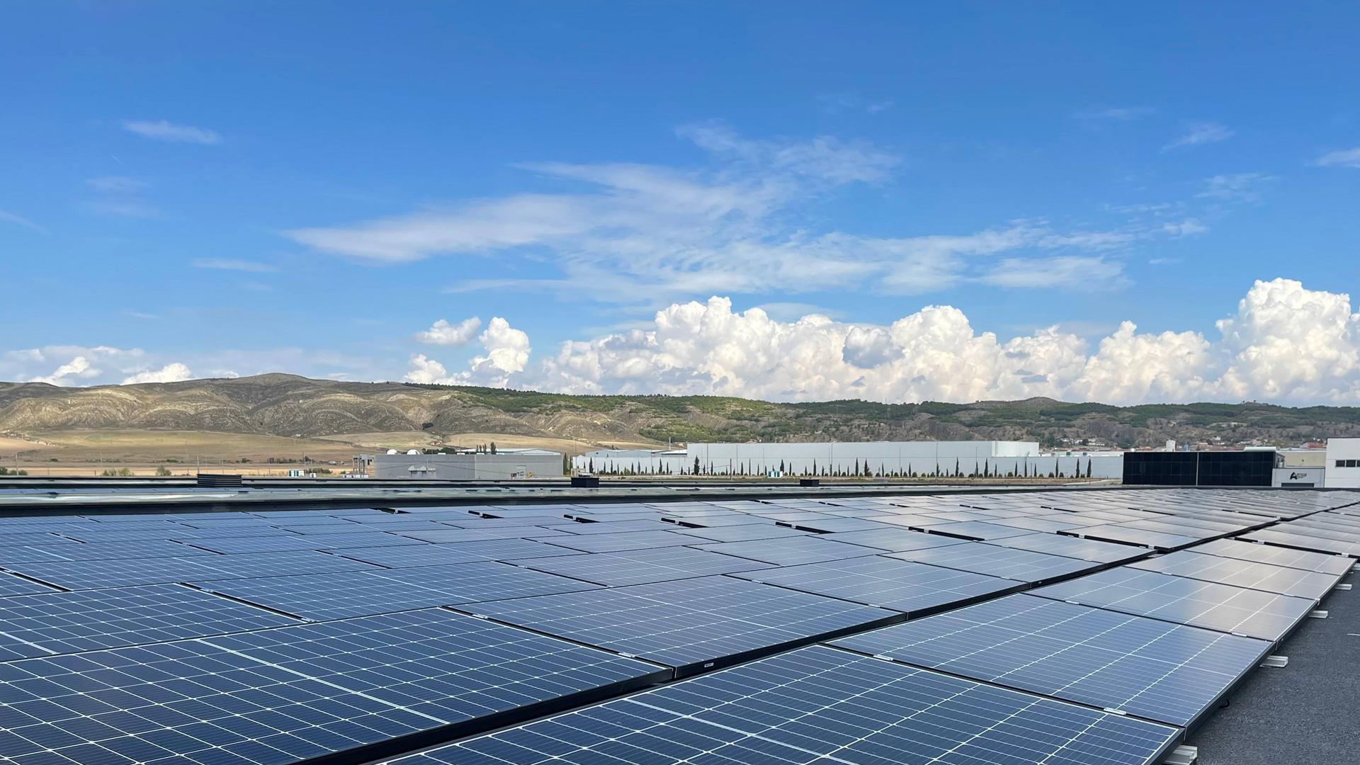 alcón Electrónica ha instalado sobre el tejado de su sede en Peralta los suficientes paneles solares como para cubrir entre el 30% y el 40% de sus necesidades eléctricas