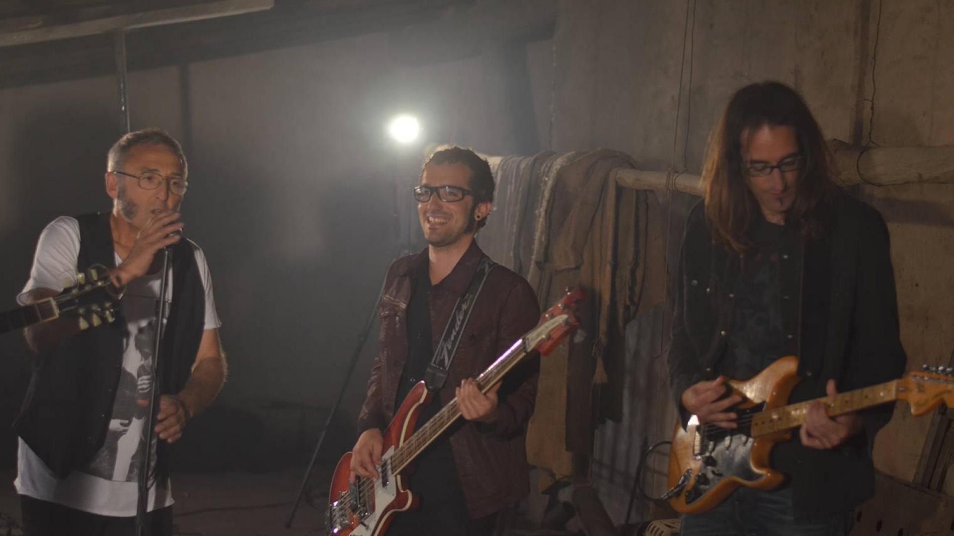 Totó Munilla, izquierda, tocando con la banda La Sopa Boba durante una actuación en 2016
