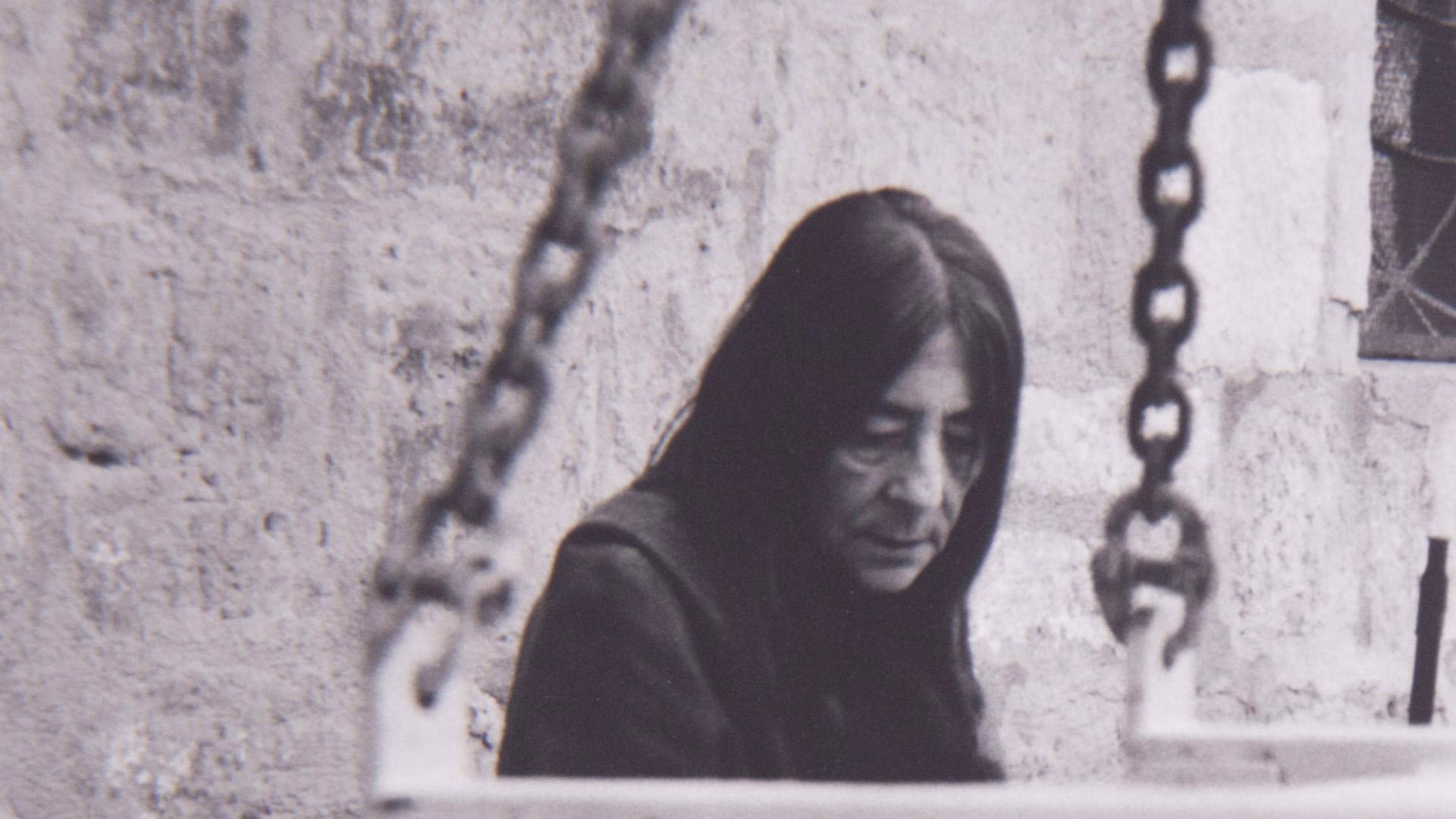 Uno de los fotografamas del documental Aquí no hay nada que comprender en el que aparece la propia Elena Asins, un material conservado en el Museo Reina Sofía