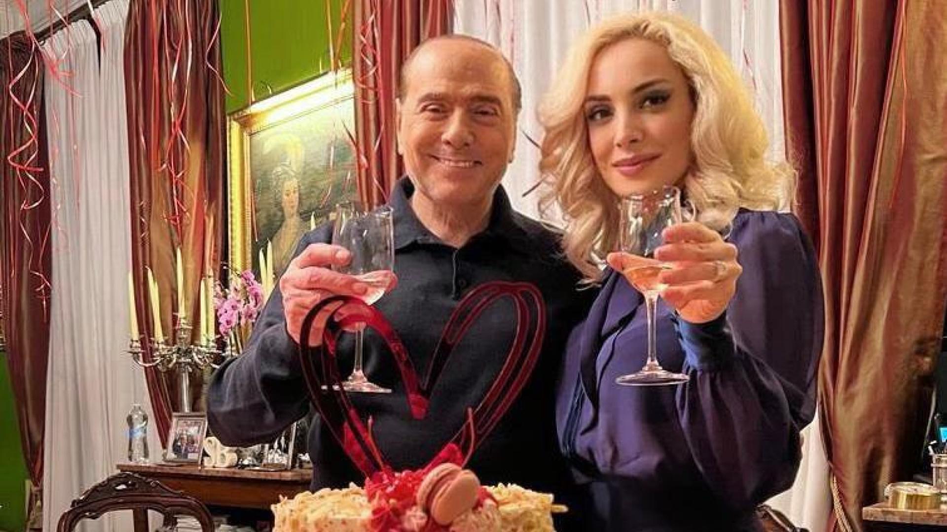 Silvio Berlusconi, de 85 años, junto a su nueve mujer, la diputada de su partido Forza Italia Marta Fascina, de 32