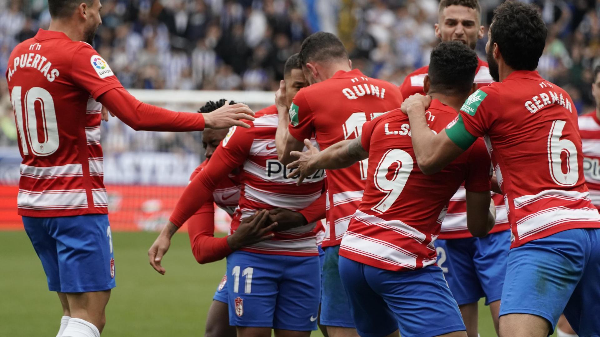 Los jugadores del Granada celebran el gol que les ha dado la victoria ante el Alavés, marcado por Escandell