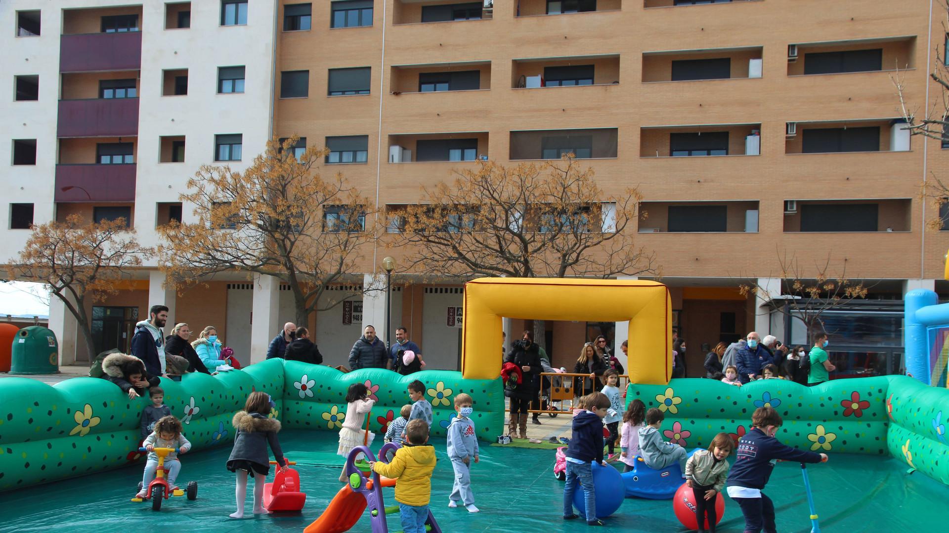Un grupo de niños disfruta de los hinchables que se instalaron.
