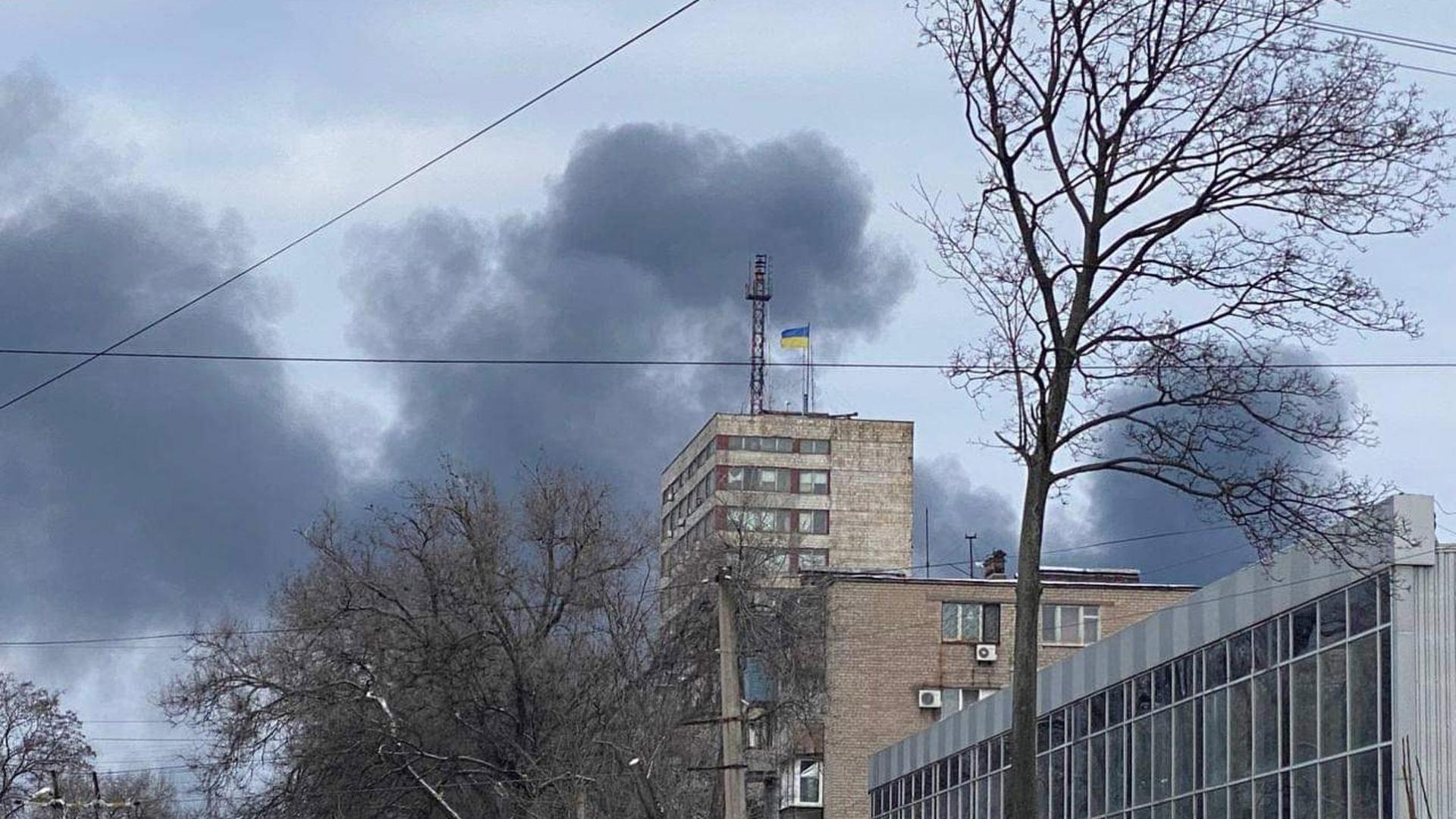 Columnas de humo salen de una zona residencial en la ciudad de Mariúpol, en el sureste de Ucrania y asediada desde hace tres semanas por las tropas rusas