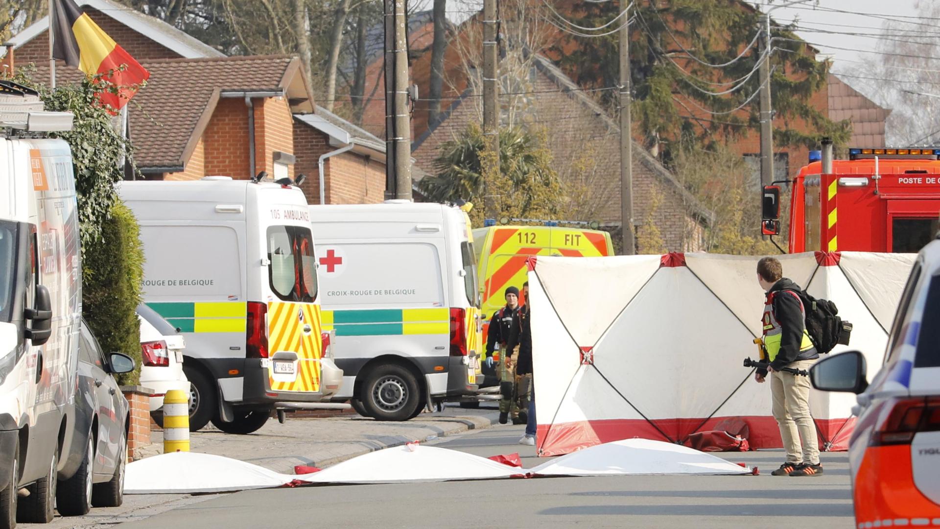 El lugar del atropello en Strepy Bracquegnies, acordonado por los servicios de emergencia y la policía