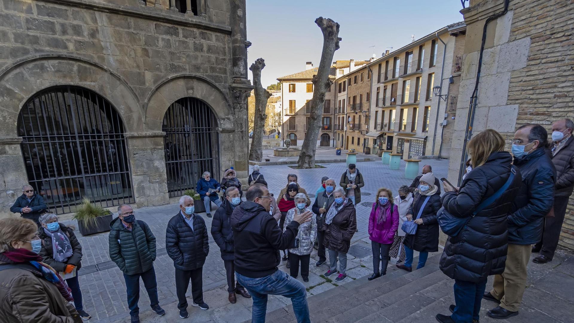 Un grupo de visitantes el pasado febrero en el barrio monumental con el guía Alberto Oiz Palacios.