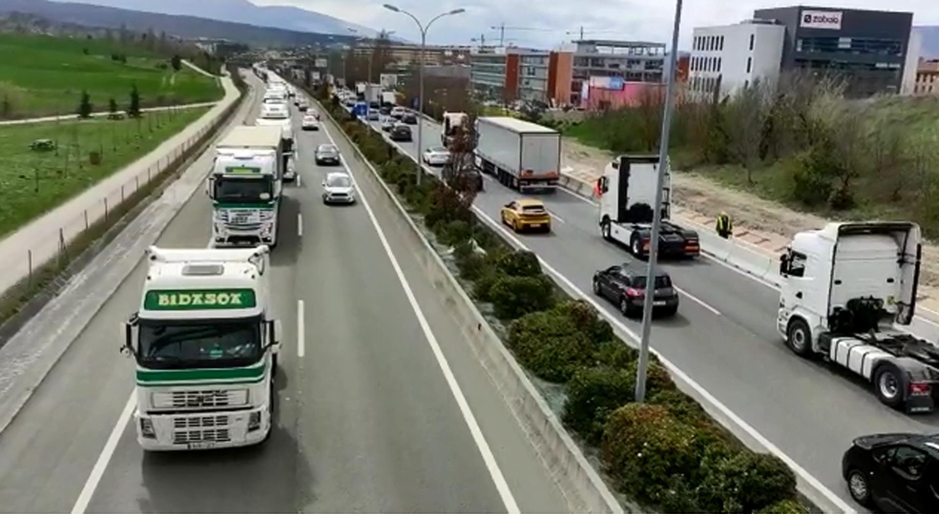 Los transportistas retoman este lunes sus protestas con una marcha lenta de camiones por las rondas de Pamplona. La Asociación Independiente de Taxistas Autopatronos de Navarra (AITAN) ha anunciado su adhesión a este acto de protesta.