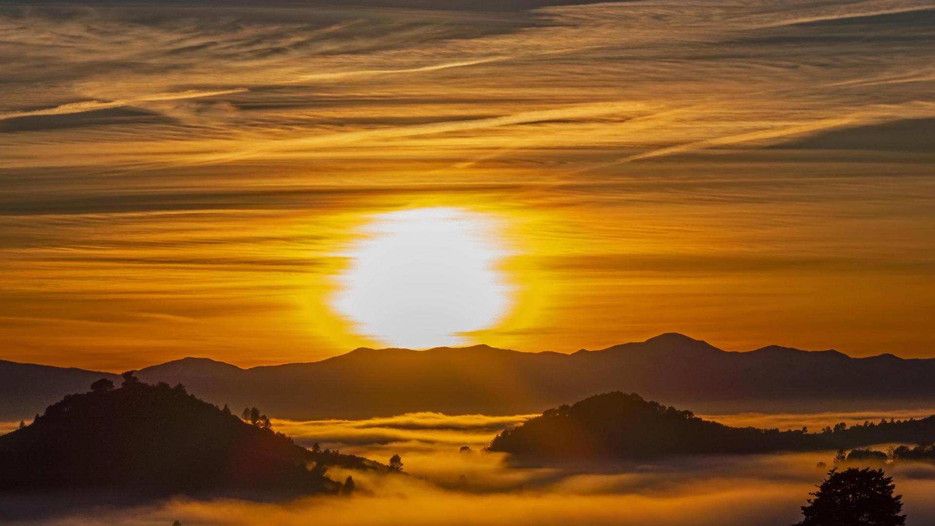 Bancos de niebla en la zona de Valdega en Villamayor de Monjardín. Al fondo se puede observar la Sierra de Codés.