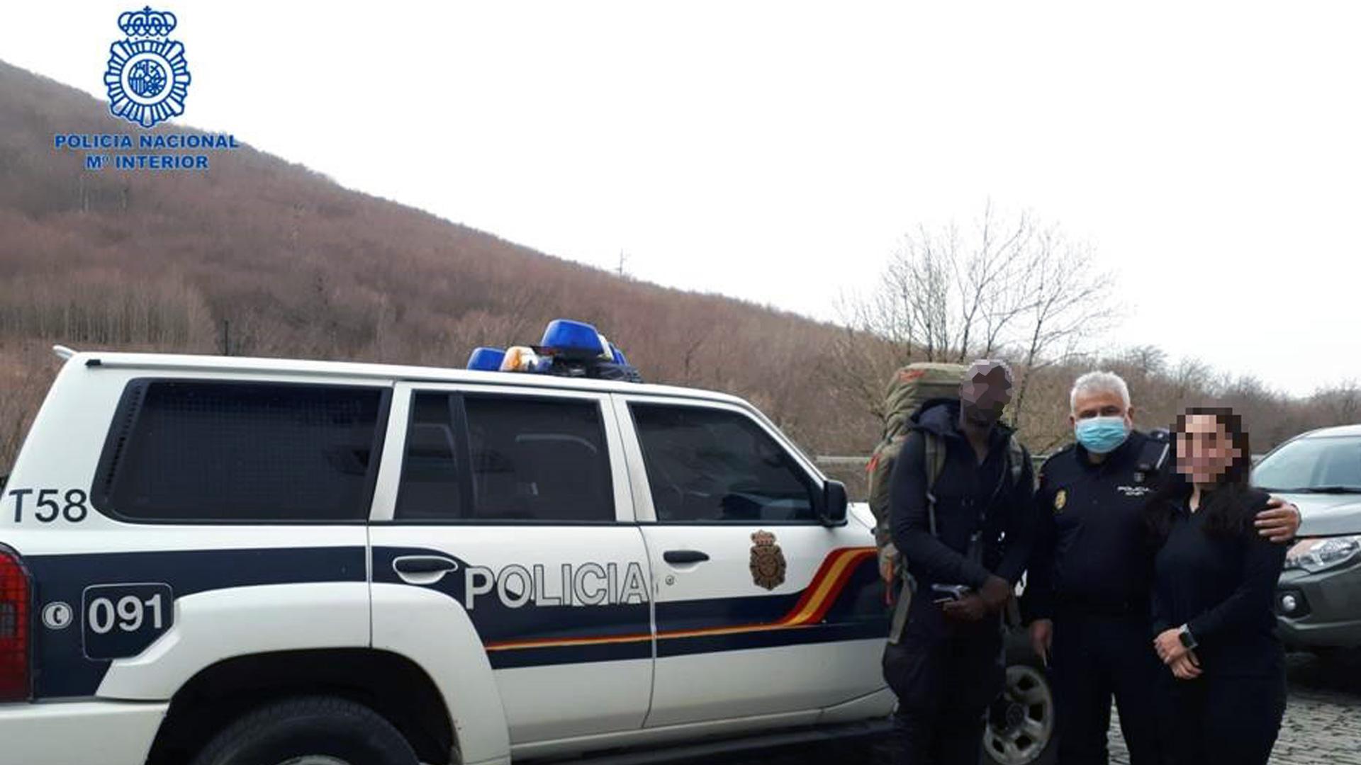 Un agente de la Policía Nacional, junto a los dos peregrinos rescatados en Valcarlos