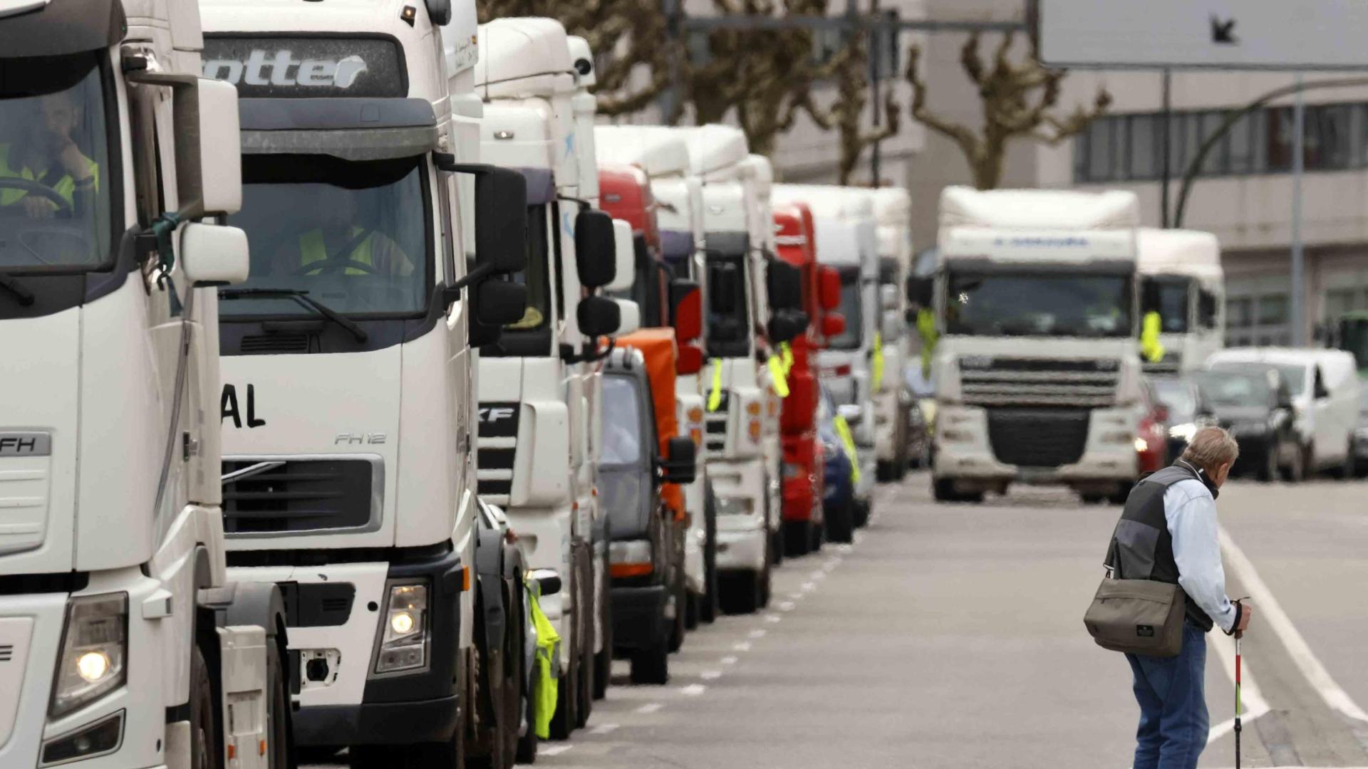 Un grupo de transportistas gallegos circulan con más de un centenar de camiones y vehículos agrarios, haciendo sonar la bocina para protestar por el alza de los precios del combustible, este lunes en Santiago de Compostela