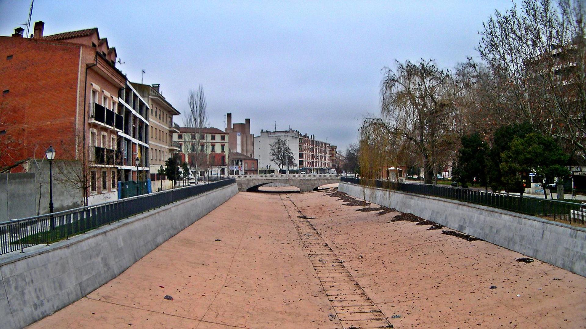 Río Zapardiel a su paso por Medina del Campo (Valladolid, España)