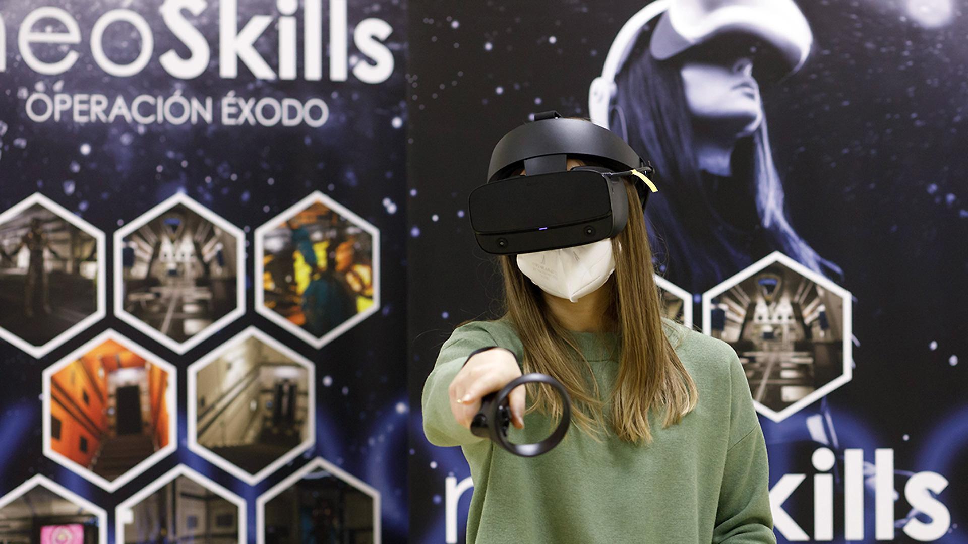 Una de las alumnas del Título Propio de Innovación y Emprendimiento, participando en una de las sesiones del simulador