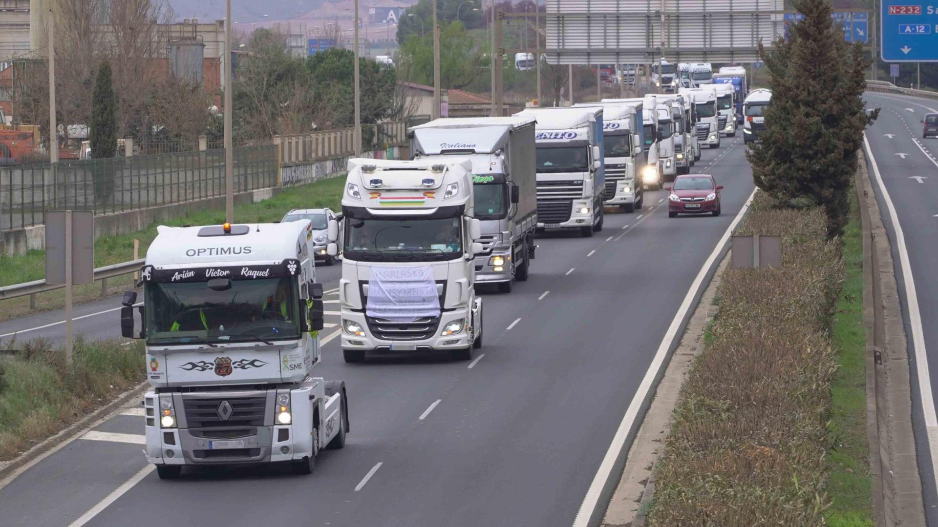 Varios camiones en la autovía de circunvalación en una marcha lenta en Logroño