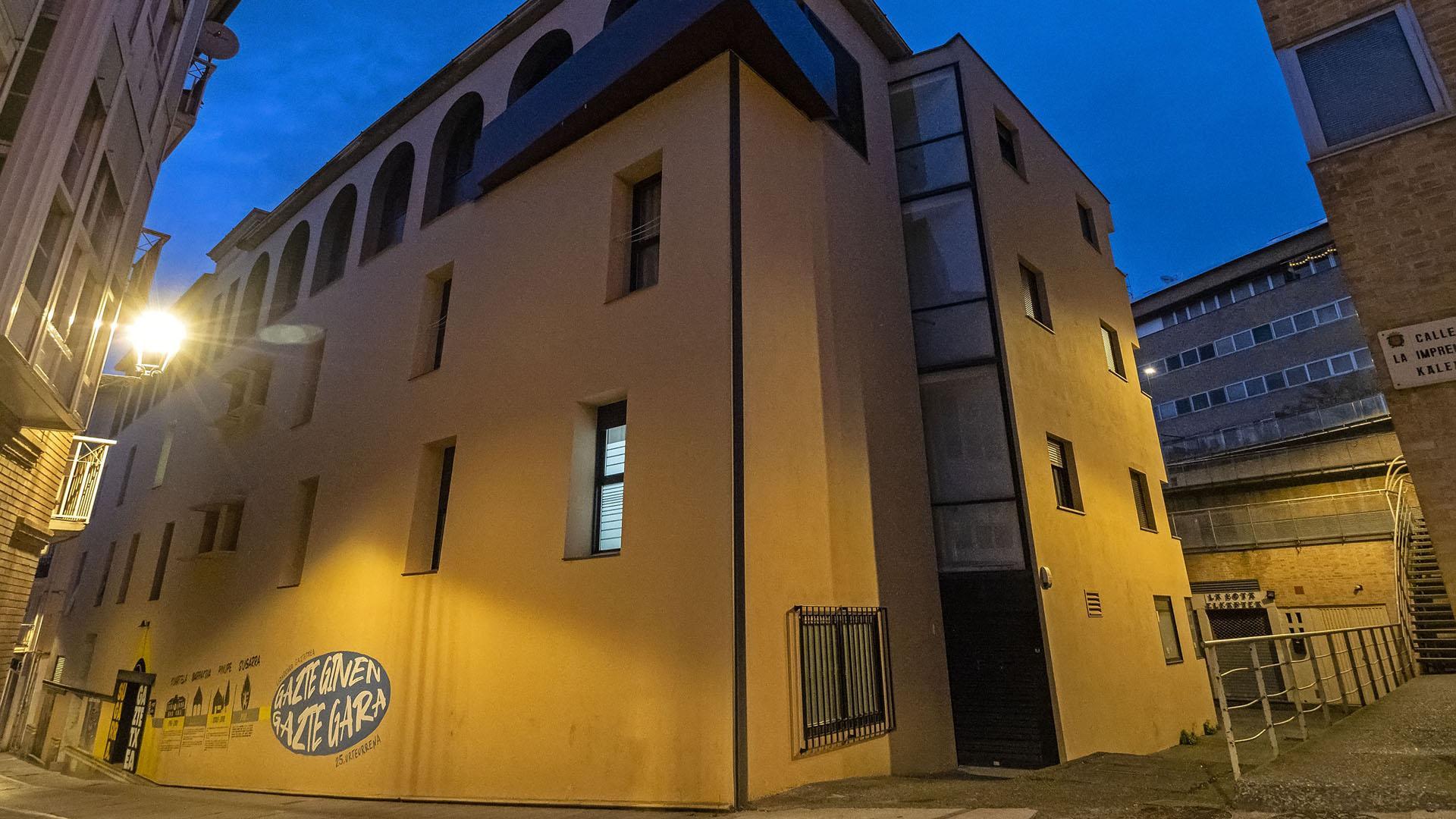 Edificio del Hospital Viejo, con el gaztetxe en la planta baja