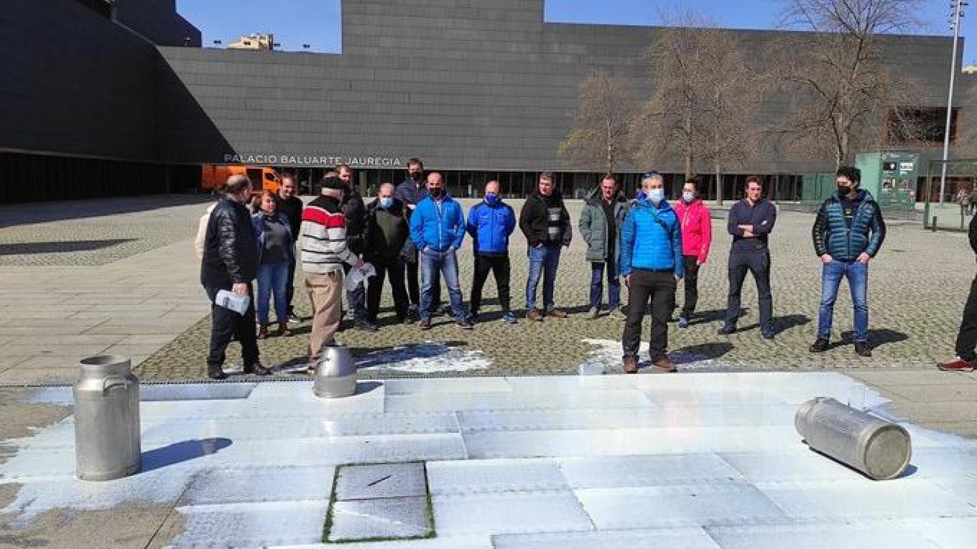 Ganaderos navarros han derramado leche en la plaza de Baluarte para denunciar la situación límite que están viviendo