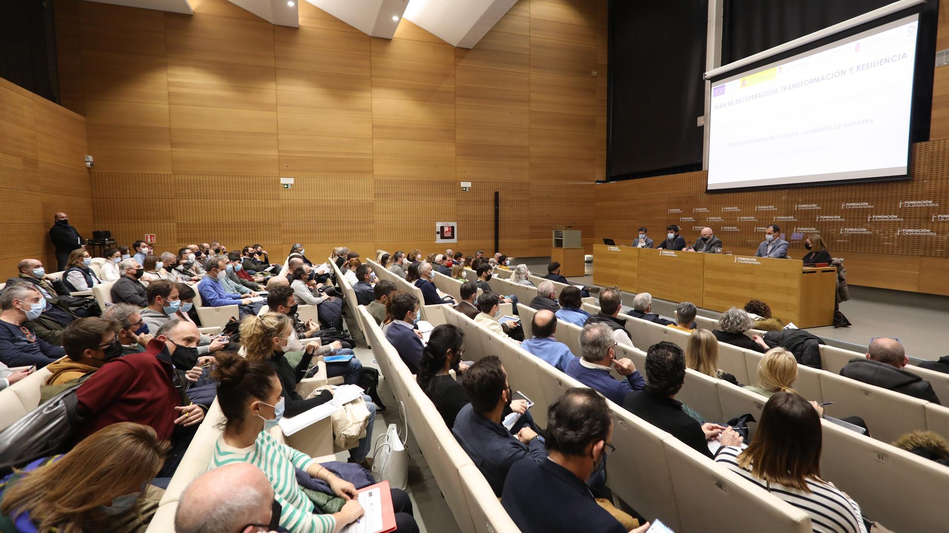 Más de 150 personas han participado en el encuentro que el vicepresidente Aierdi ha mantenido con profesionales de la arquitectura y administradores de fincas