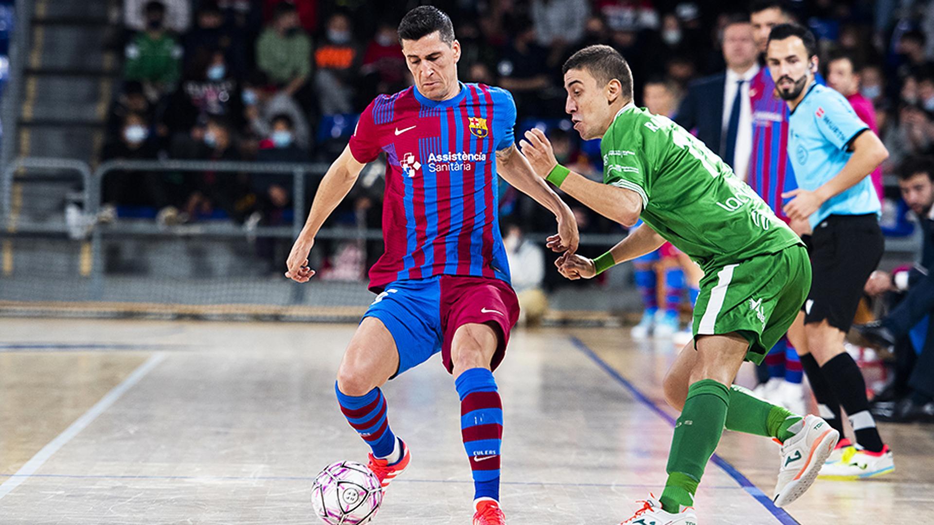 Ortizx, del Barcelona, protege el balón ante la presión de Raúl Rocha, de Osasuna Magna