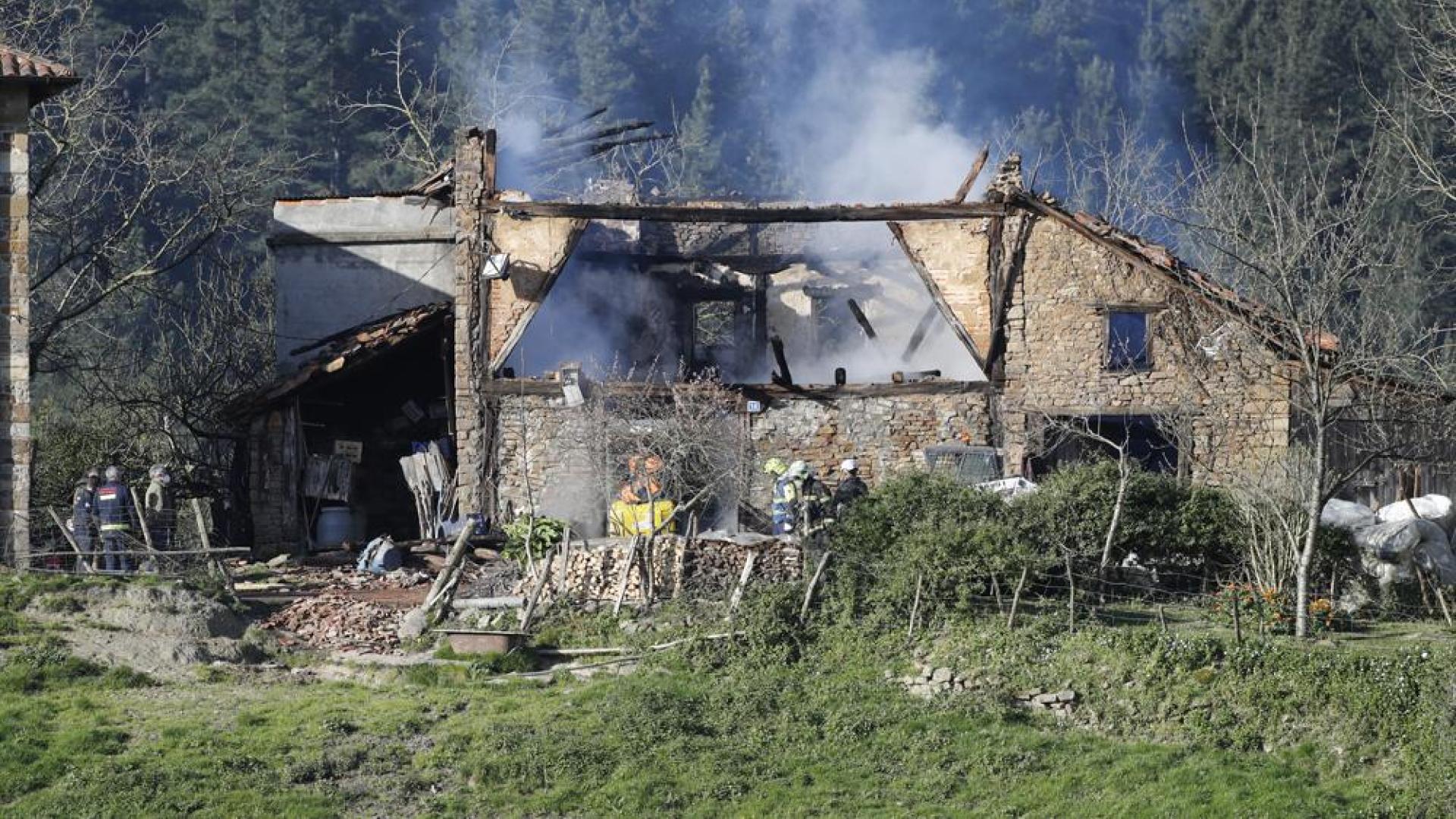 Caserío incendiado en Okondo