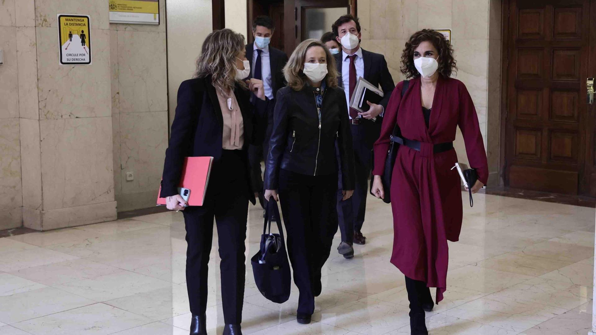 La ministra Raquel Sánchez; la vicepresidenta primera, Nadia Calviño y la ministra María Jesús Montero, a su llegada a la reunión