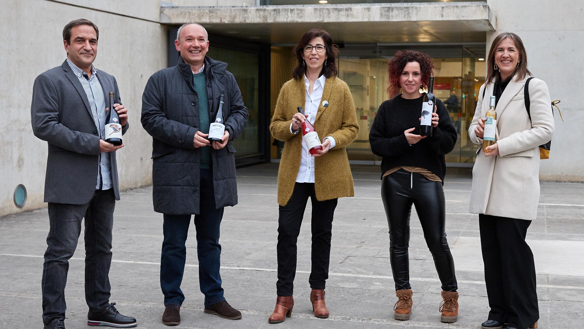 Javier Colio, director técnico de Viña Zorzal Wines, Kepa Sagastizábal, director técnico de Bodegas Marco Real, Milagros Rodríguez, enóloga de Bodega de Sarría, Yoanna Abete, copropietaria de Bodegas Máximo Abete y Adriana Ochoa, directora técnica y propietaria de Bodegas Ochoa