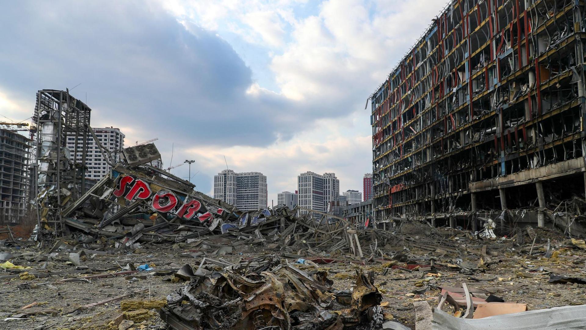 Vista general de los daños sufridos por el centro comercial que resultó dañado por el bombardeo del 21 de marzo por un ataque ruso en Kiev