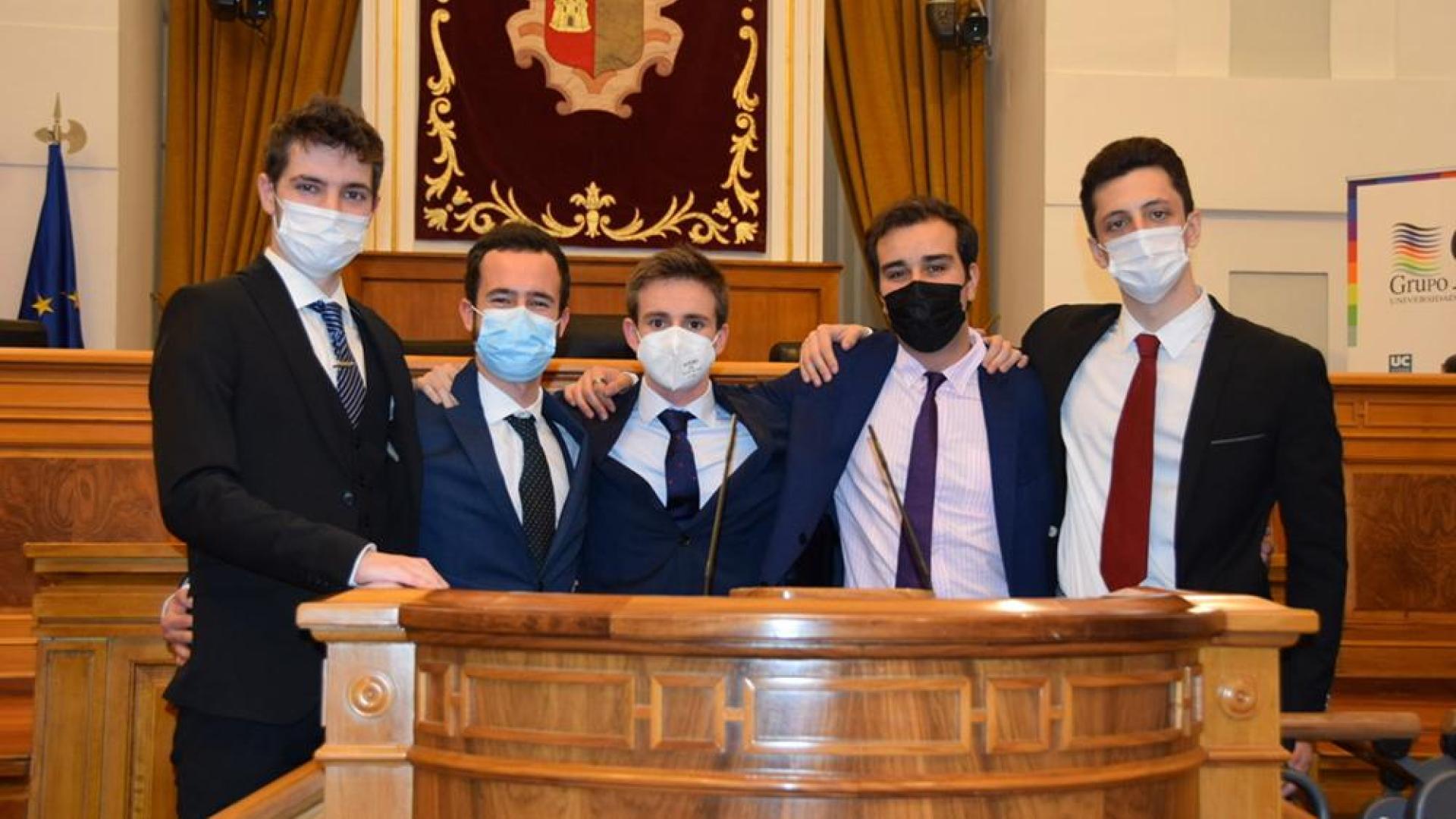 El equipo de la UPNA, en las Cortes de Castilla-La Mancha, tras la celebración del concurso