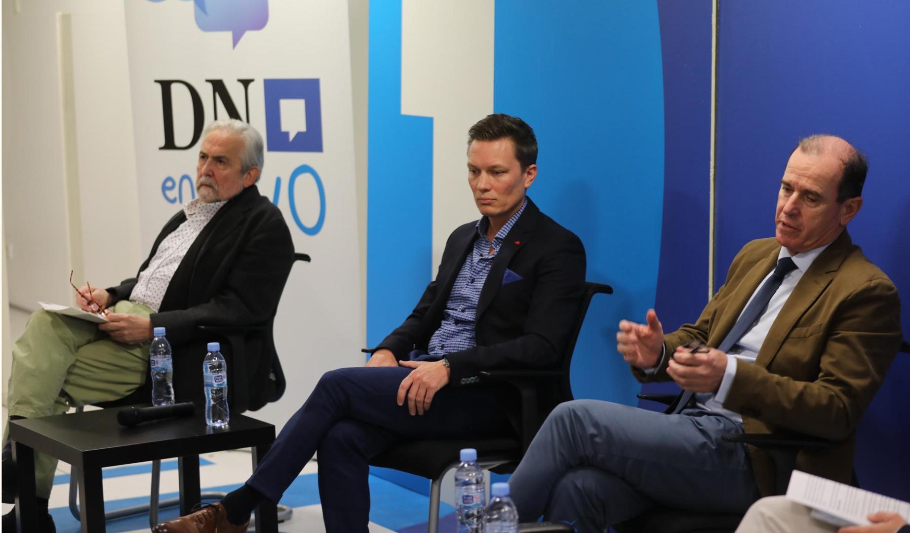 Imagen de Salvador Sánchez Tapia, Javier Aisa y Martin Rode durante el foro de debate sobre Ucrania