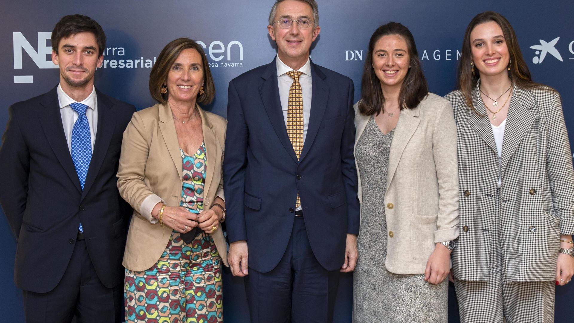 FOTO DE FAMILIA De izquierda a derecha: Enrique Ordieres Tiemblo (hijo), Cristina Tiemblo Ferreté (esposa), Enrique Ordieres Sagarmínaga, Almudena Ordieres Tiemblo (hija) y Elena Ordieres Tiemblo (hija)