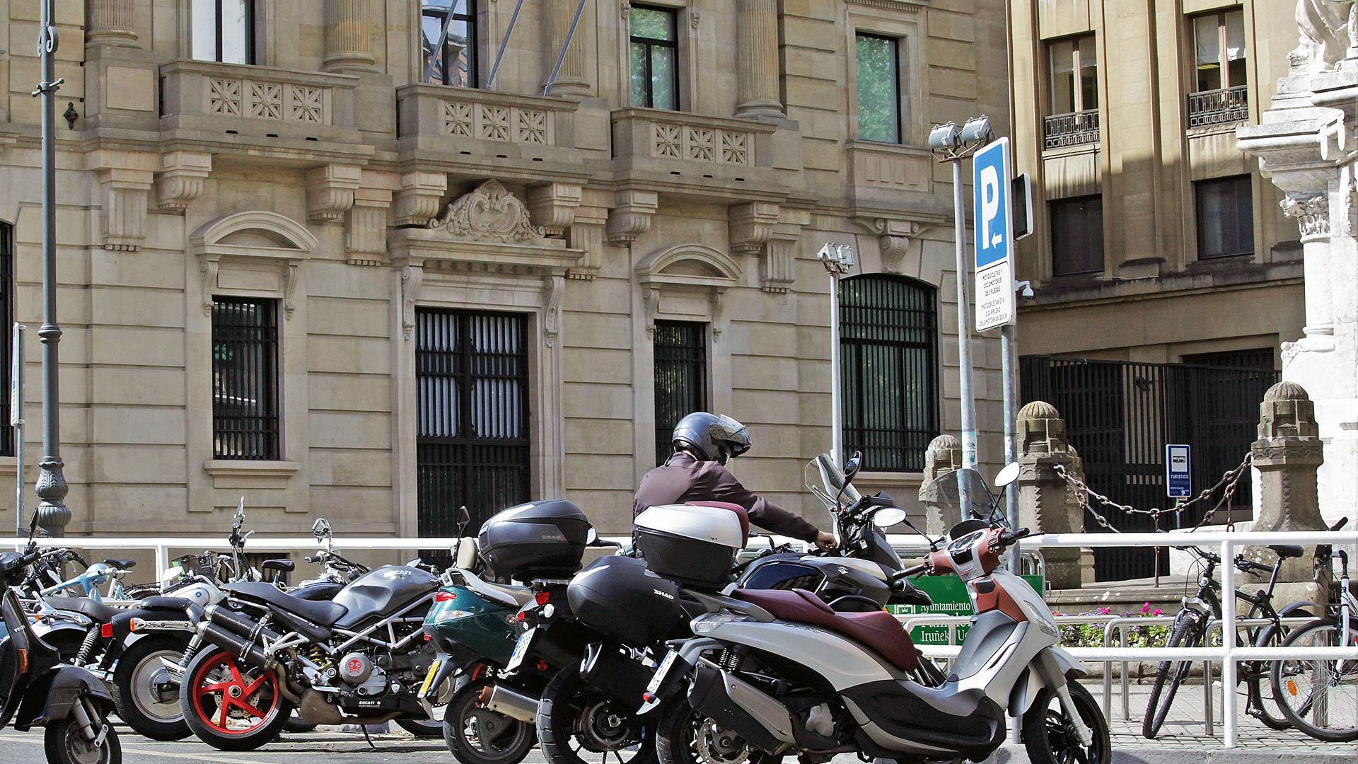 Aparcamiento de motocicletas en el Casco Viejo de Pamplona