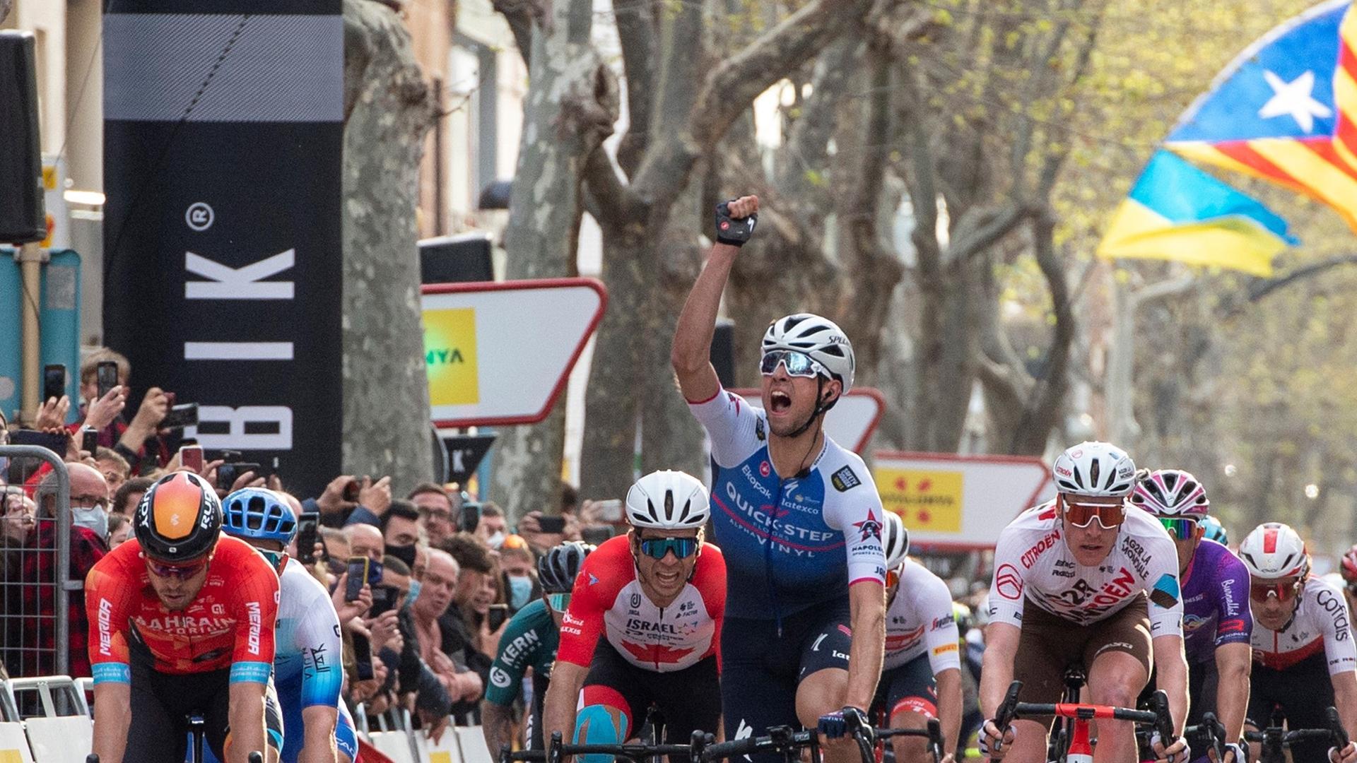 El británico Ethan Vernon entra vencedor en la meta de la quinta etapa de la Volta 2022