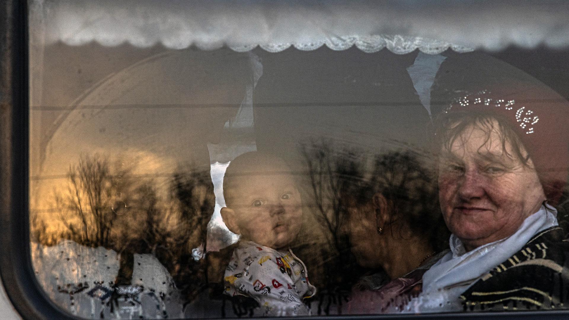 Una mujer y un bebé, en un autobús de refugiados ucranianos procedente de Mariupol, a su llegada al punto de evacuación de Zaporizhzhia