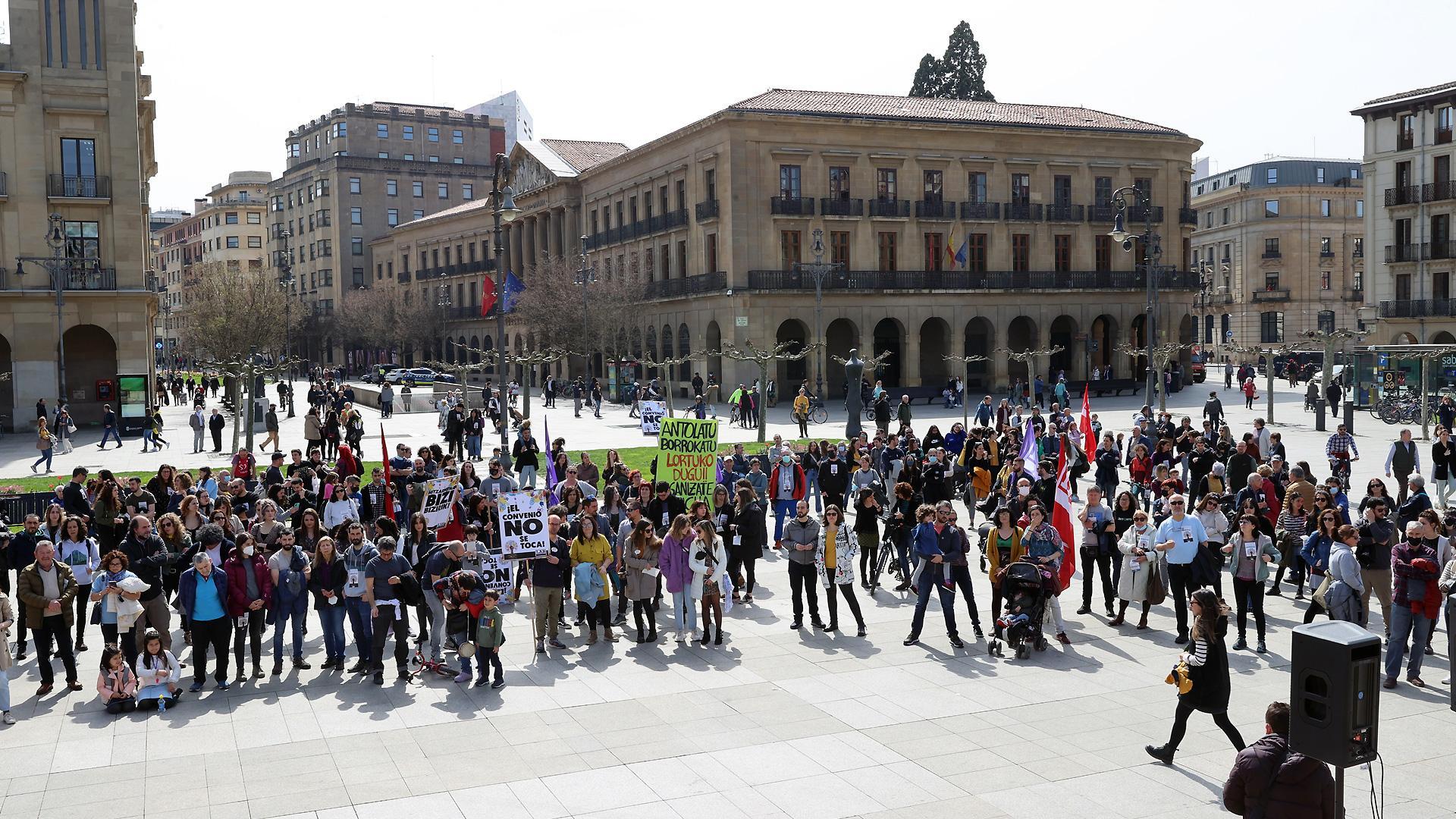 Un momento del acto de la Asociación para la Defensa de la Salud Pública de Navarra en la Plaza del Castillo de Pamplona