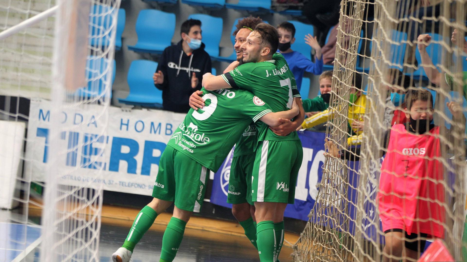Vento, Juninho y Linhares celebran uno de los goles de Osasuna Magna