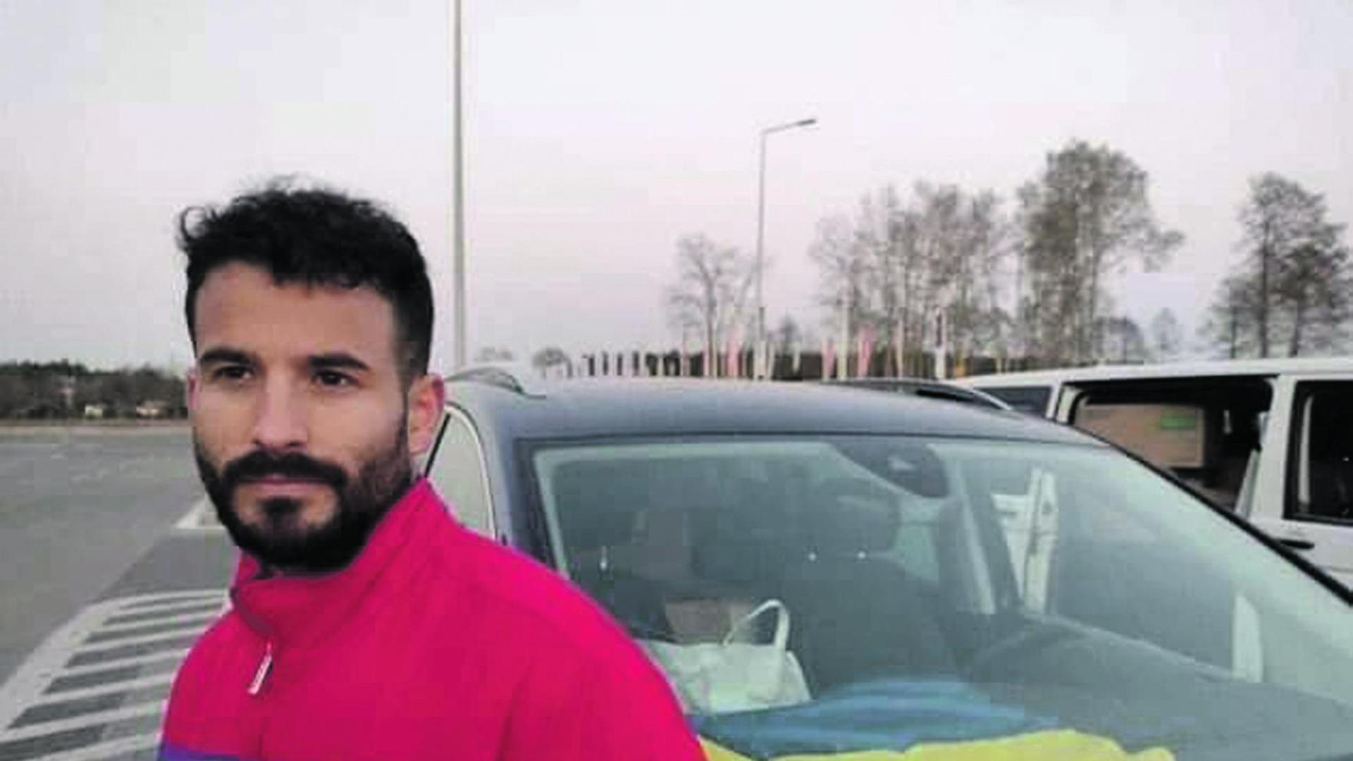 Rubén García, a primera hora de ayer, antes de emprender rumbo a Pamplona. Los coches están identificados con banderas de Ucrania