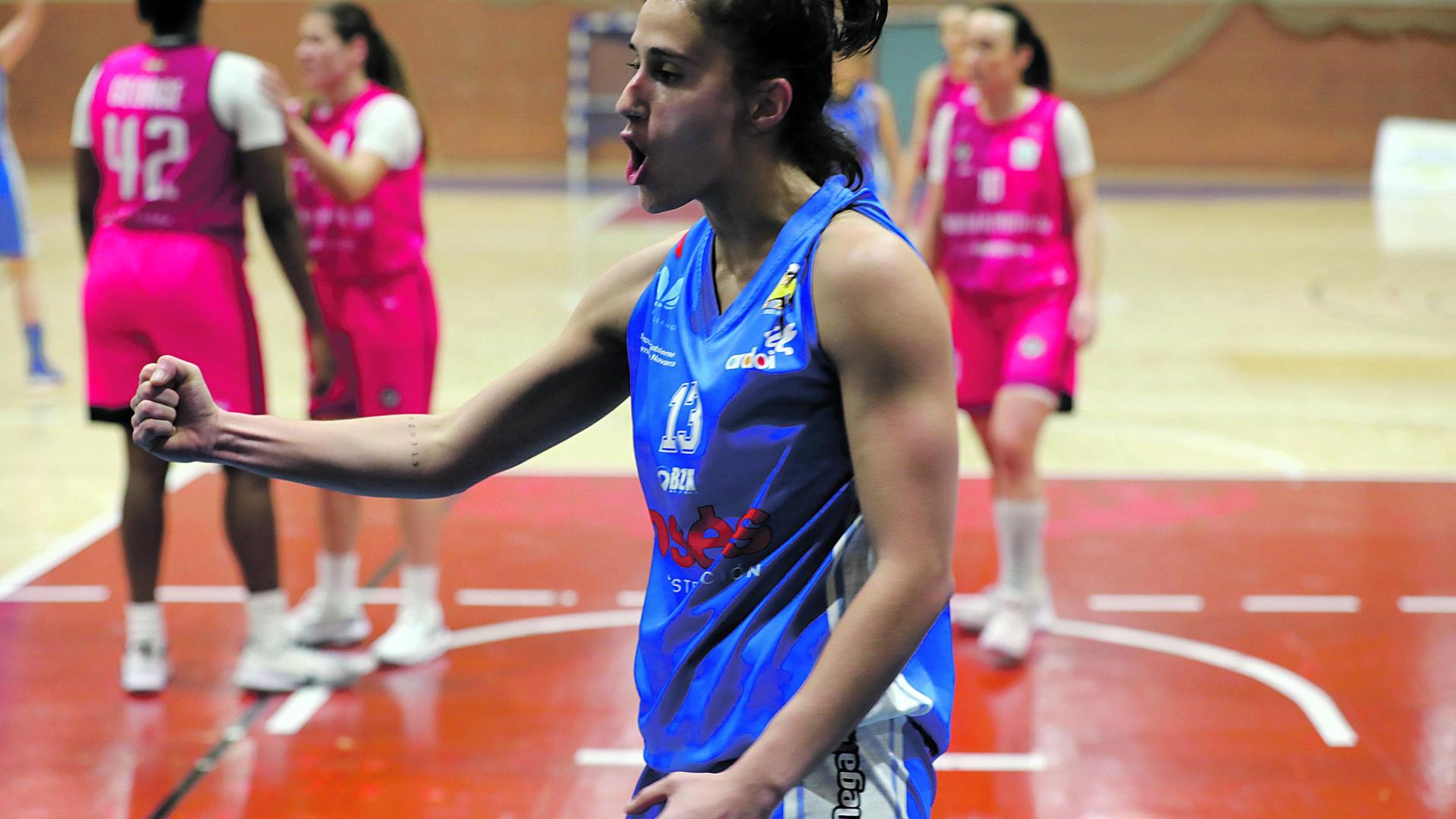 Itziar Arregui celebró así una canasta ante el Azkoitia