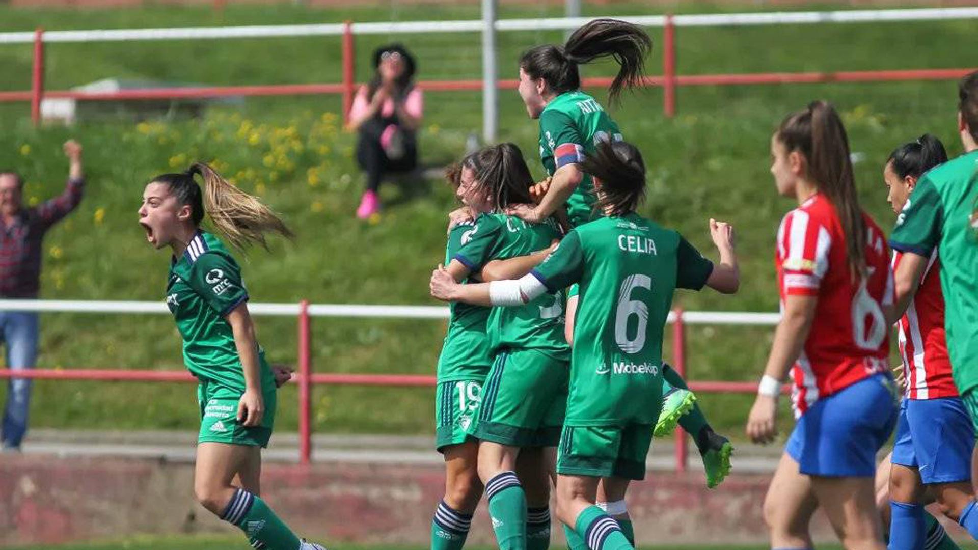 Iara Lacosta (a la izda.) y el resto de compañeras celebran el segundo gol de Osasuna, marcado por Anita cuando expiraba el partido