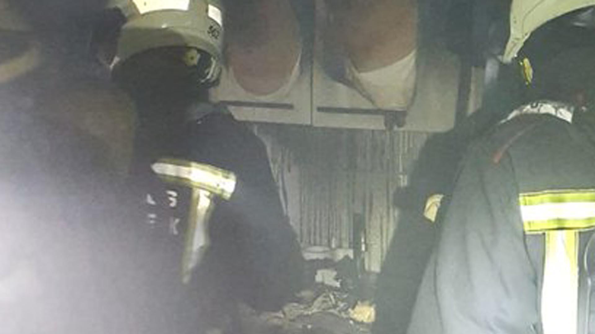 Los bomberos, en la cocina incendiada en Marcelo Celayeta