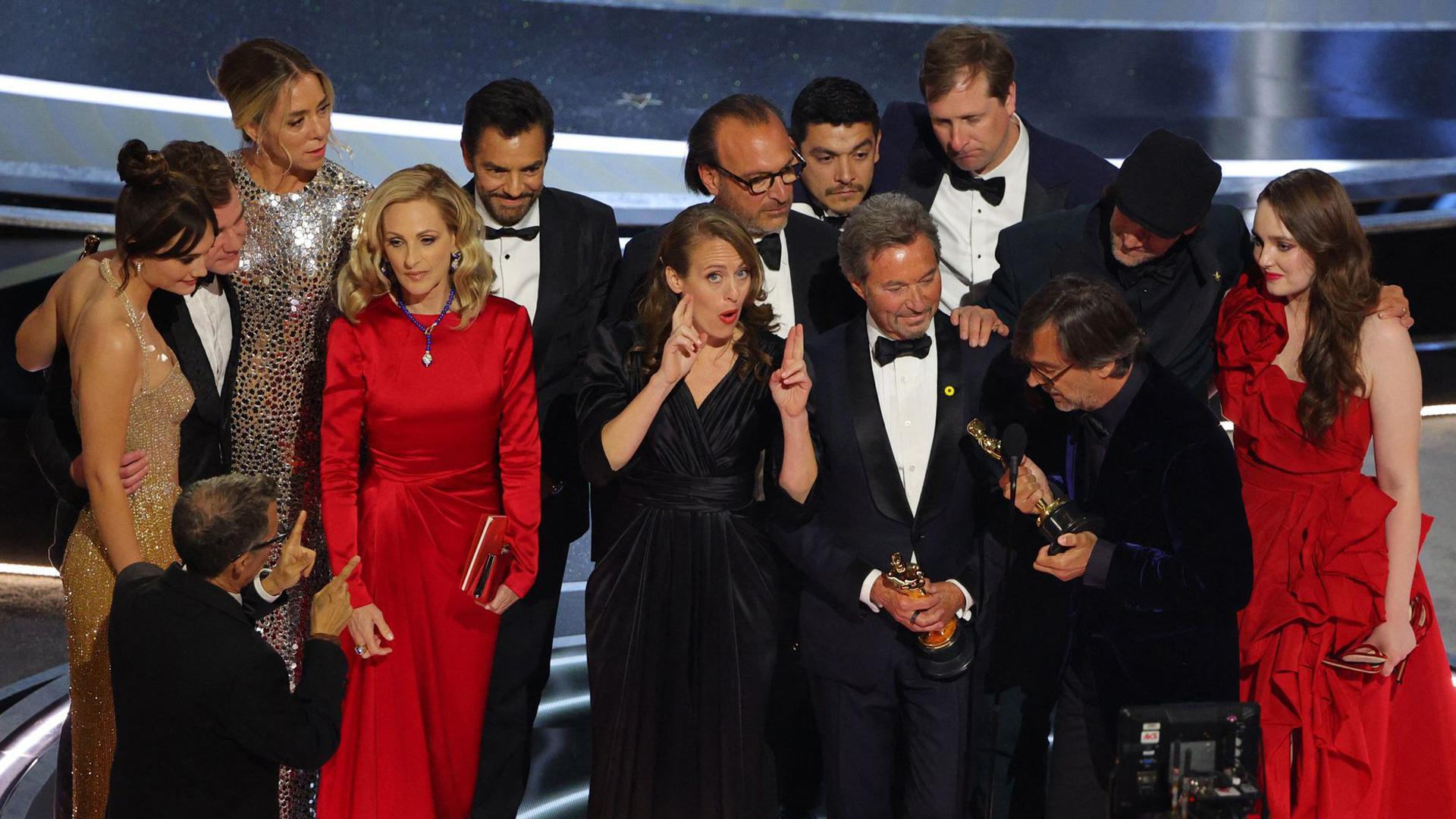 Los productores de 'CODA. El sonido del silencio' celebran en el escenario junto con otros miembros del equipo el Oscar a la mejor película