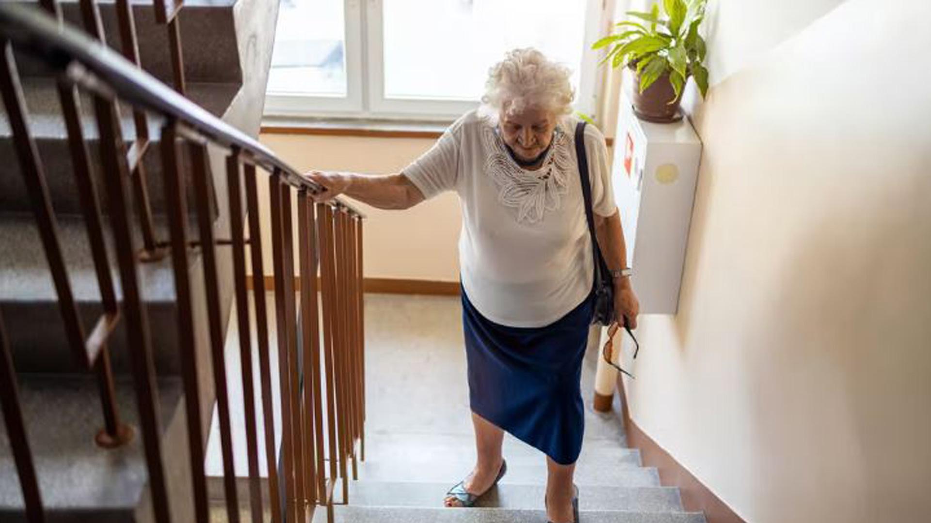 Una mujer subiendo unas escaleras