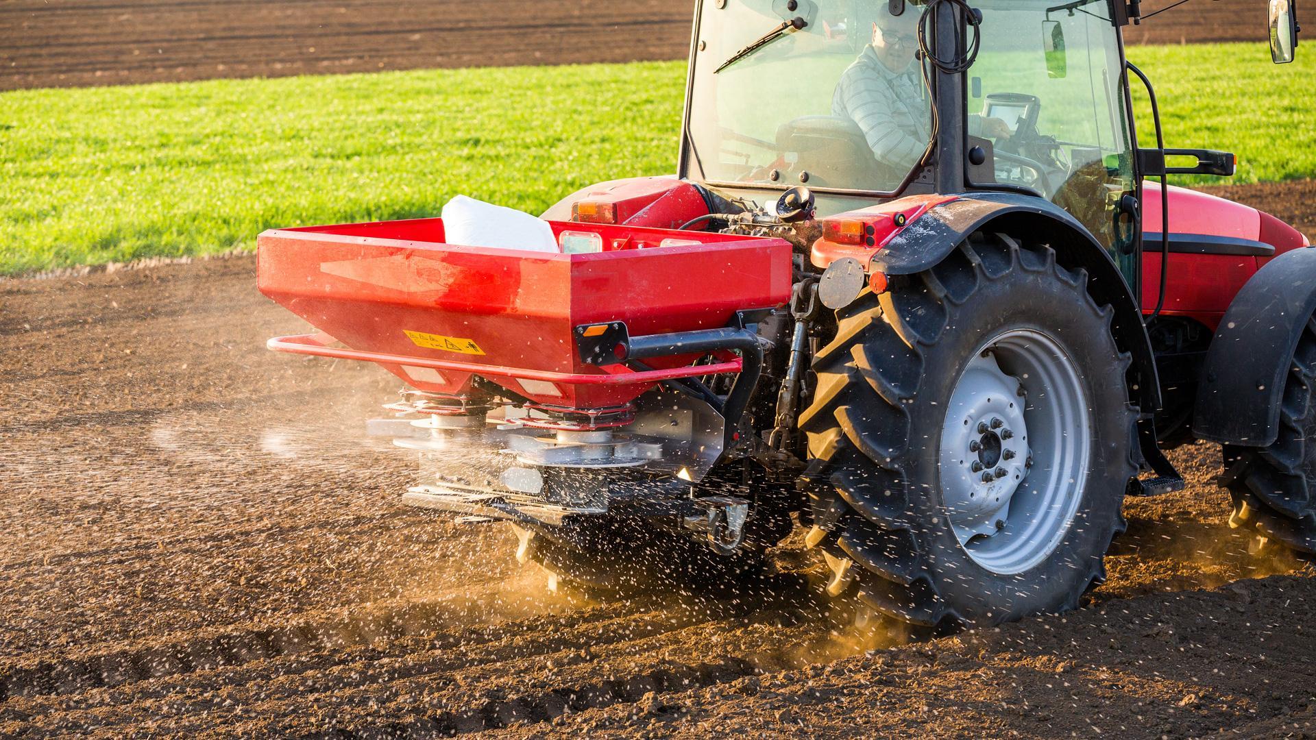 Un tractor en el campo