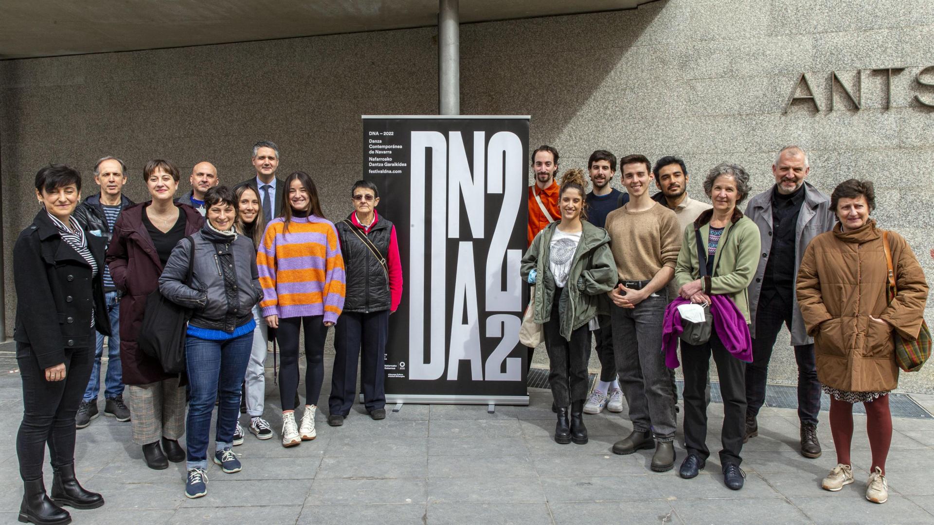 Artistas y colaboradores del programa DNA, reunidos ayer en el Teatro de Ansoáin