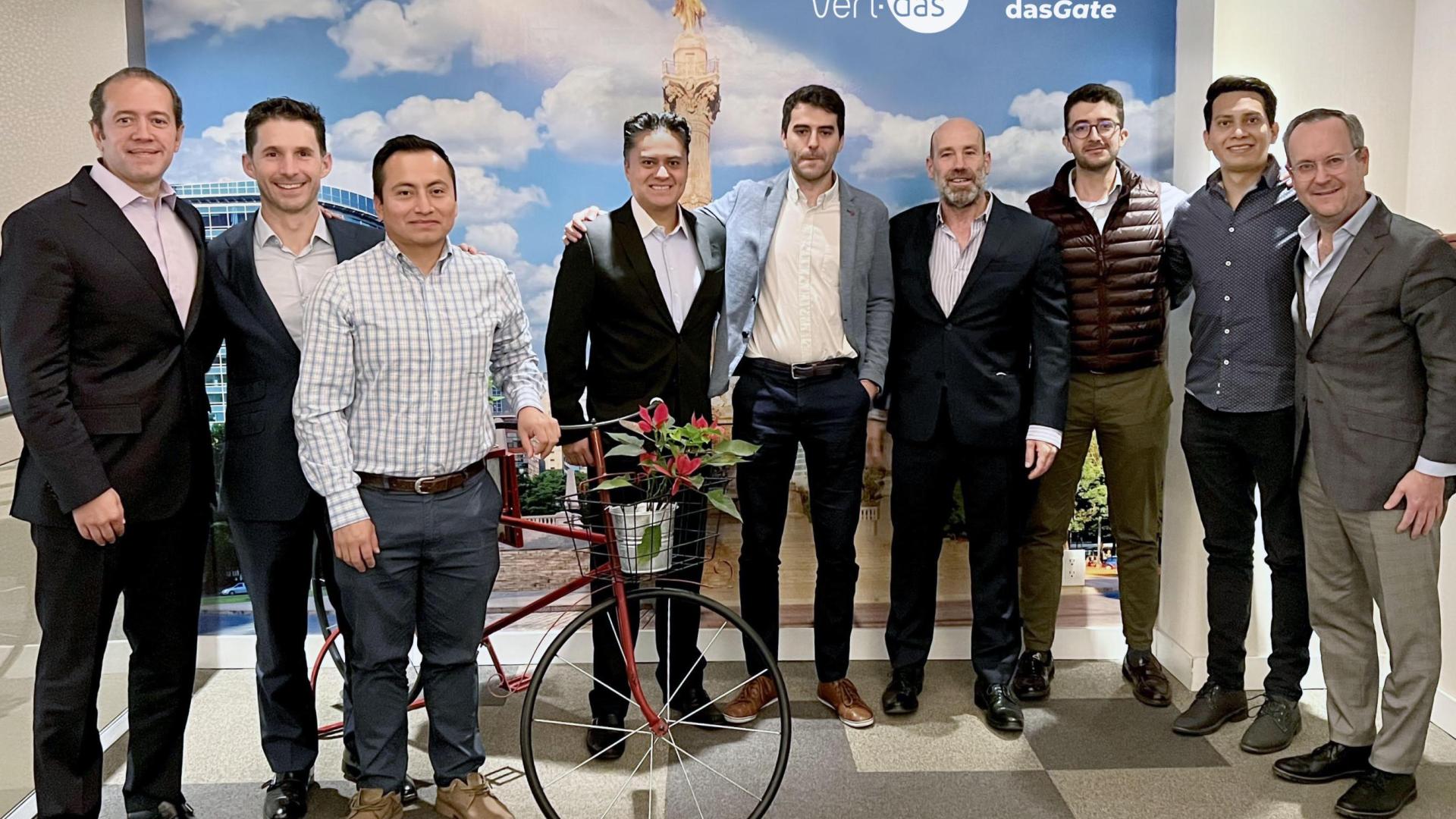 A la izquierda, Mauricio Guijarro, vicepresidente de ventas para las Américas de Veridas, y Eduardo Azanza, director general de la compañía, junto a parte del equipo en la sede de Ciudad de México.
