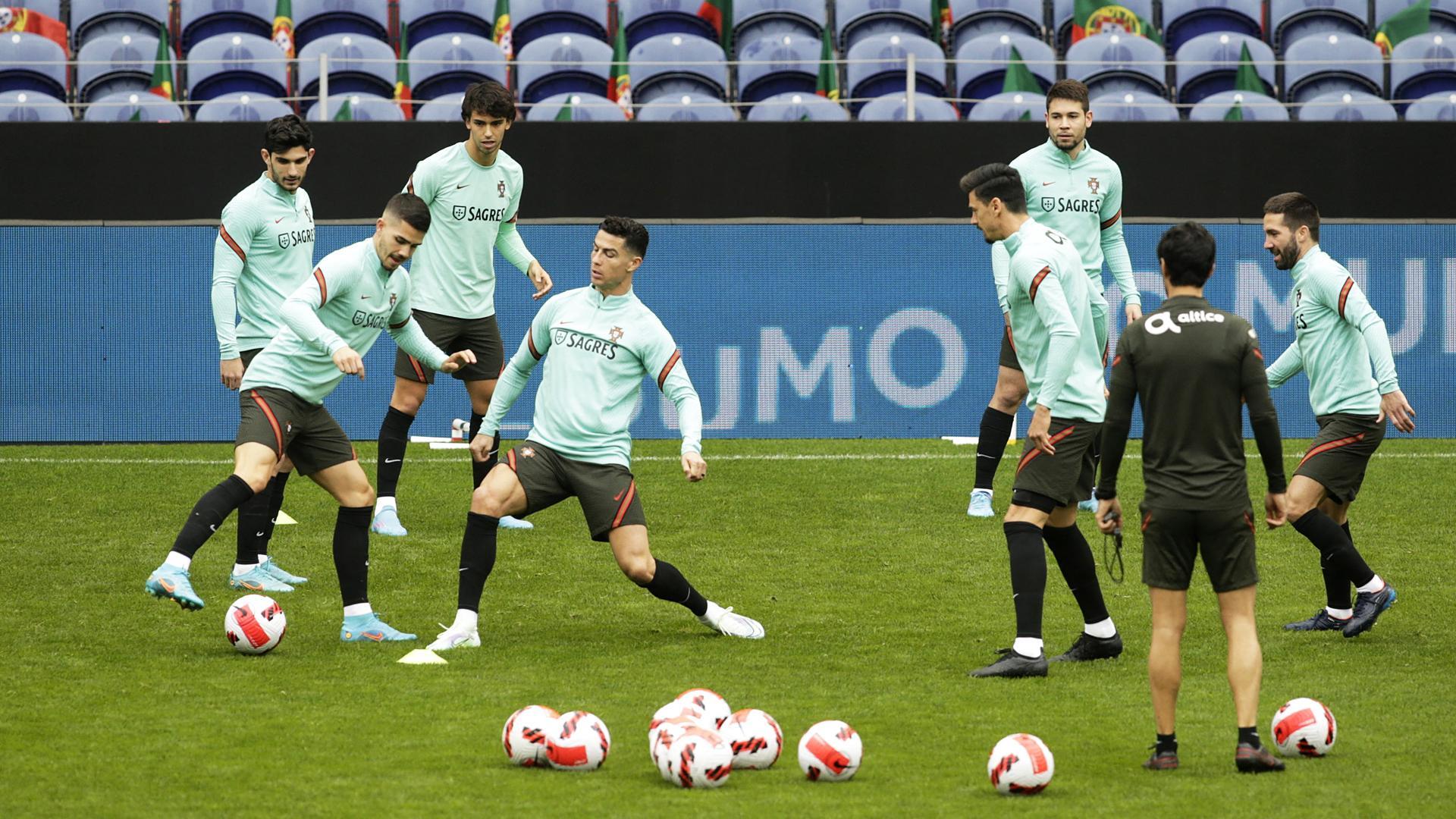 Entrenamiento de la selección de Portugal en el estadio Do Dragao previo al choque contra Macedonia del Norte