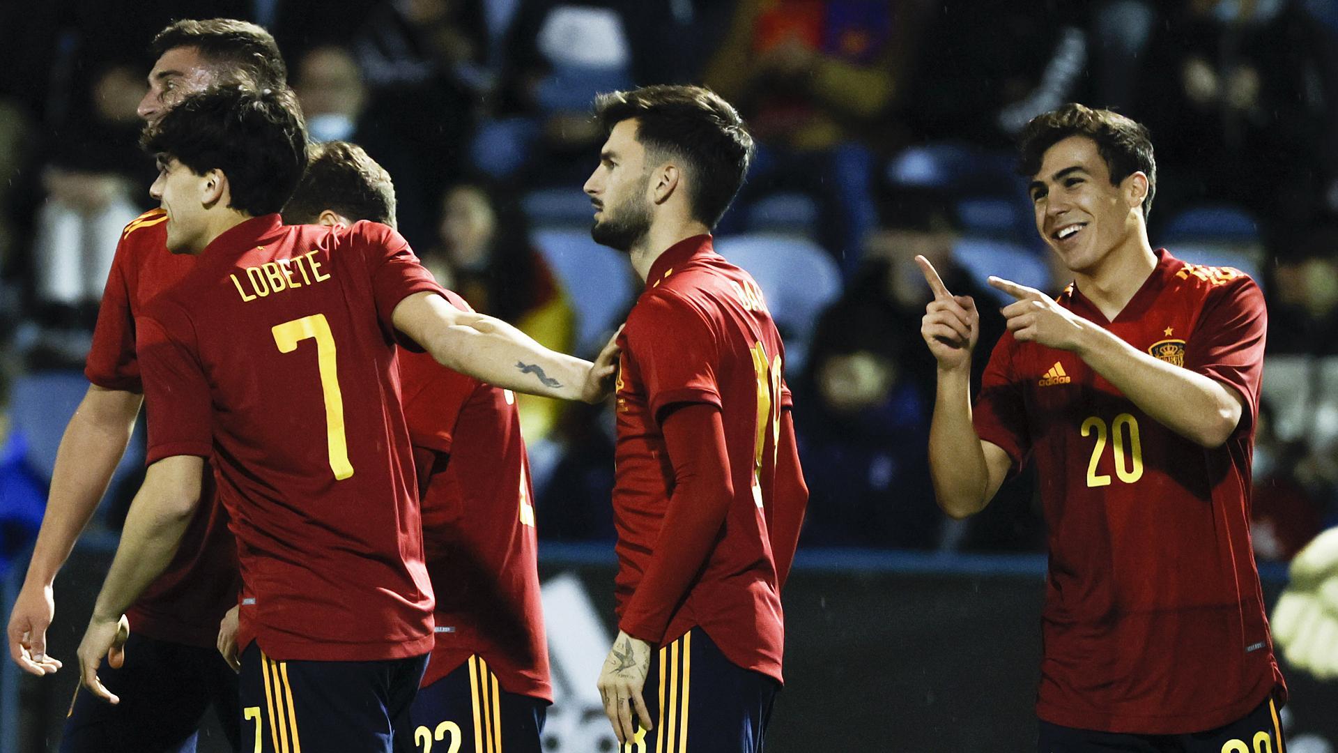 El rojillo Manu Sánchez (dcha.) celebra con sus compañeros el gol anotado contra Lituania en el 8-0 de la sub-21