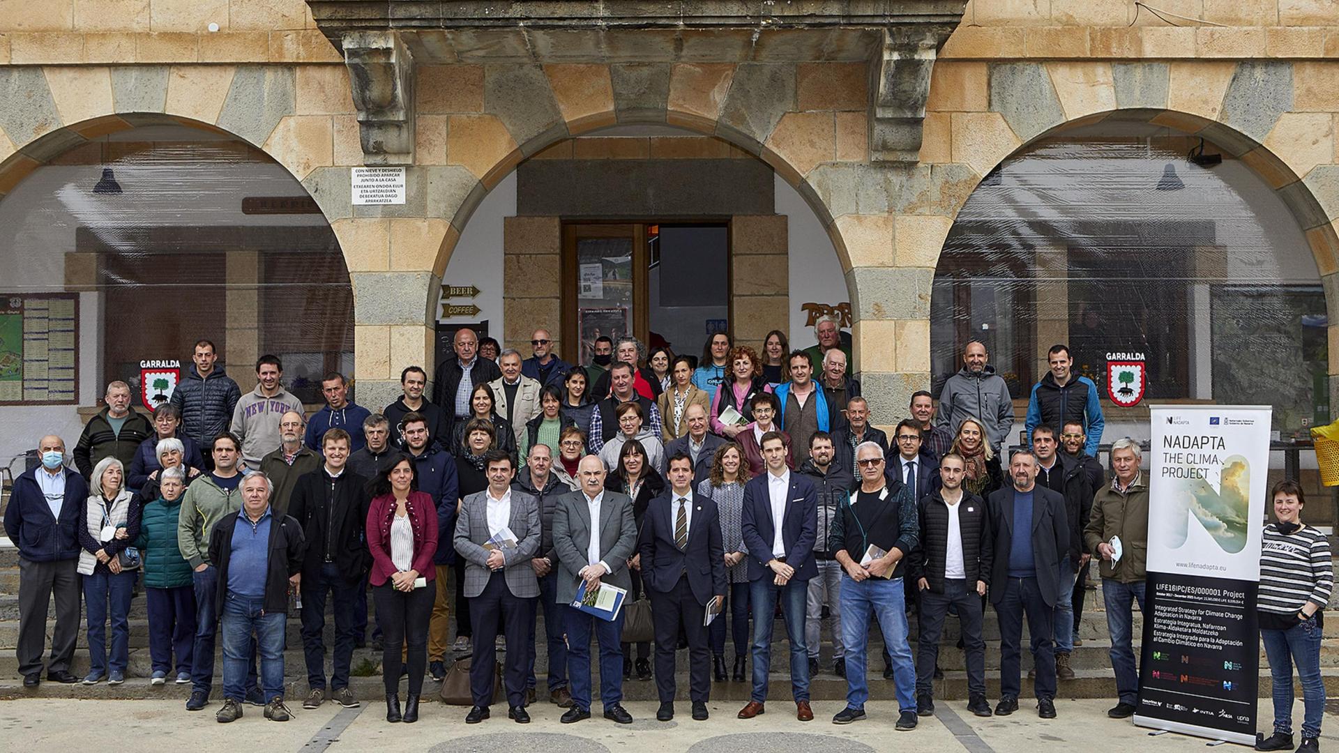 Autoridades, vecinos y personal técnico, en la presentación en Garralda de la cooperativa energética Garraldargi Koop este lunes
