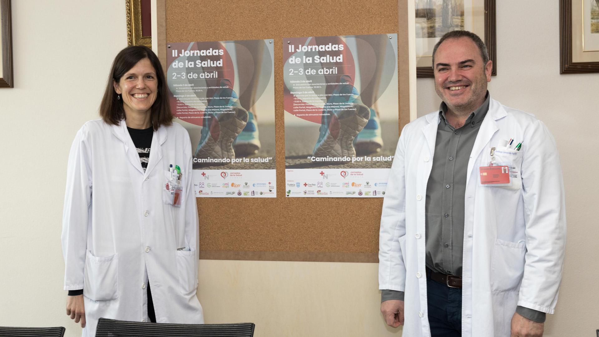 Ana Campillo Arregui y Santiago Urmeneta Aguilar, junto al cartel de las II Jornadas de la Salud de Tudela