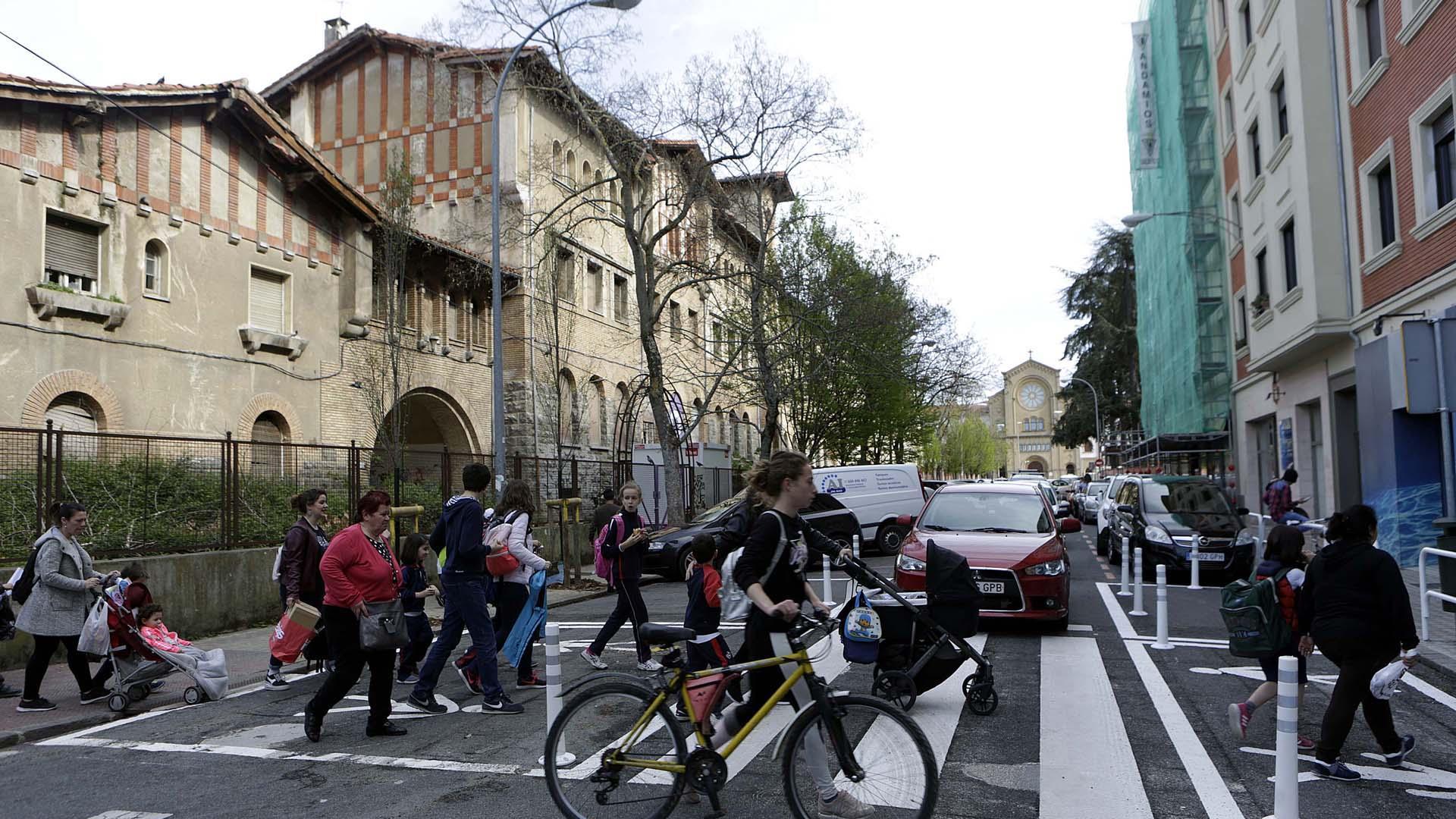 Nuevos pasos peatonales, con área de seguridad, buscan protección. En la imagen, la calle Media Luna