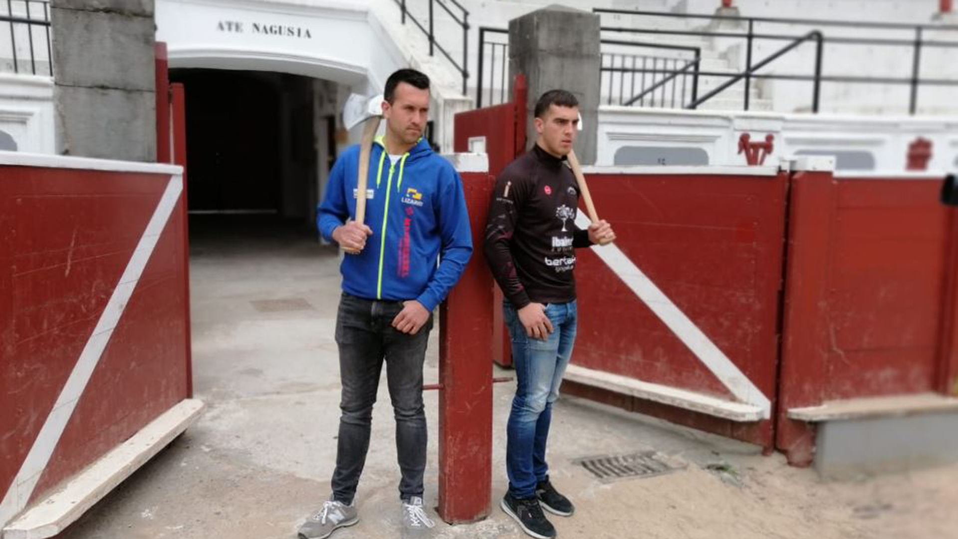 Iker Vicente y Mikel Larrañaga han presentado el desafío este martes al mediodía en Tolosa