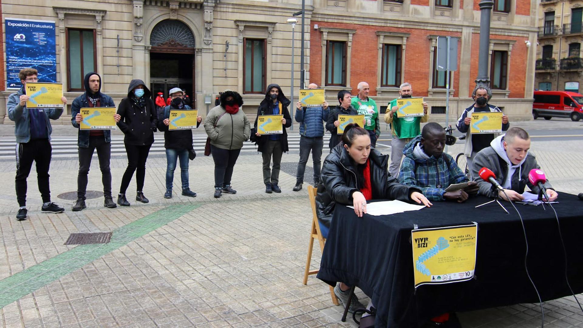 Los colectivos han realizado una rueda de prensa frente al Parlamento de Navarra