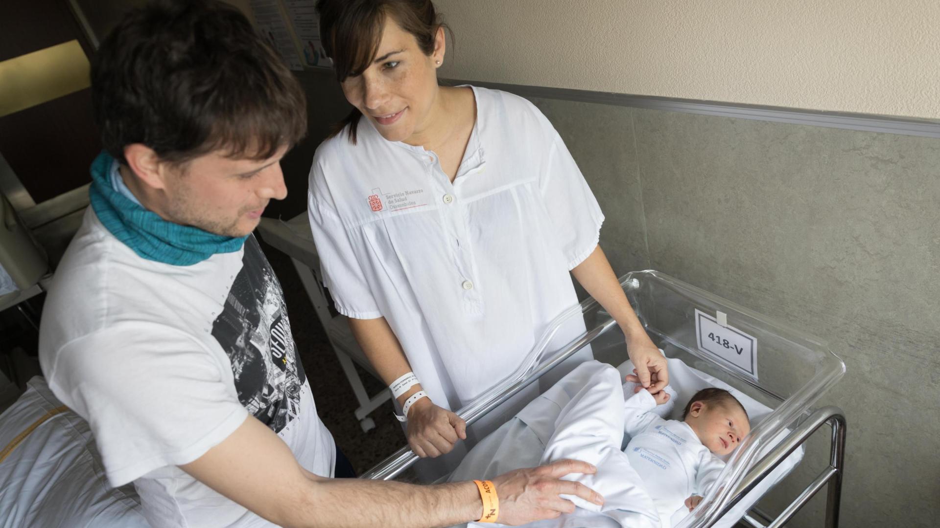 A: BLANCA ALDANONDO
F: 16/02/2022
P: BEATRIZ MAÑERO FERNANDEZ Y GORKA MELUS JIMENEZ CON SU HIJO RECIEN NACIDO, IBAI
L: TUDELA
T: PLANTA DE MATERNIDAD DEL HOSPITAL REINA SOFIA. BEBE. NACIMIENTO. PADRES. MADRE
