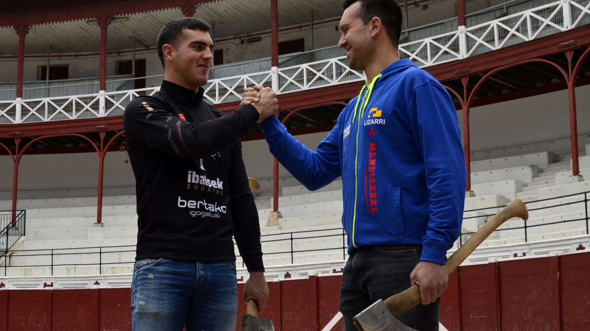 Iker Vicente y Mikel Larrañaga, en Tolosa.